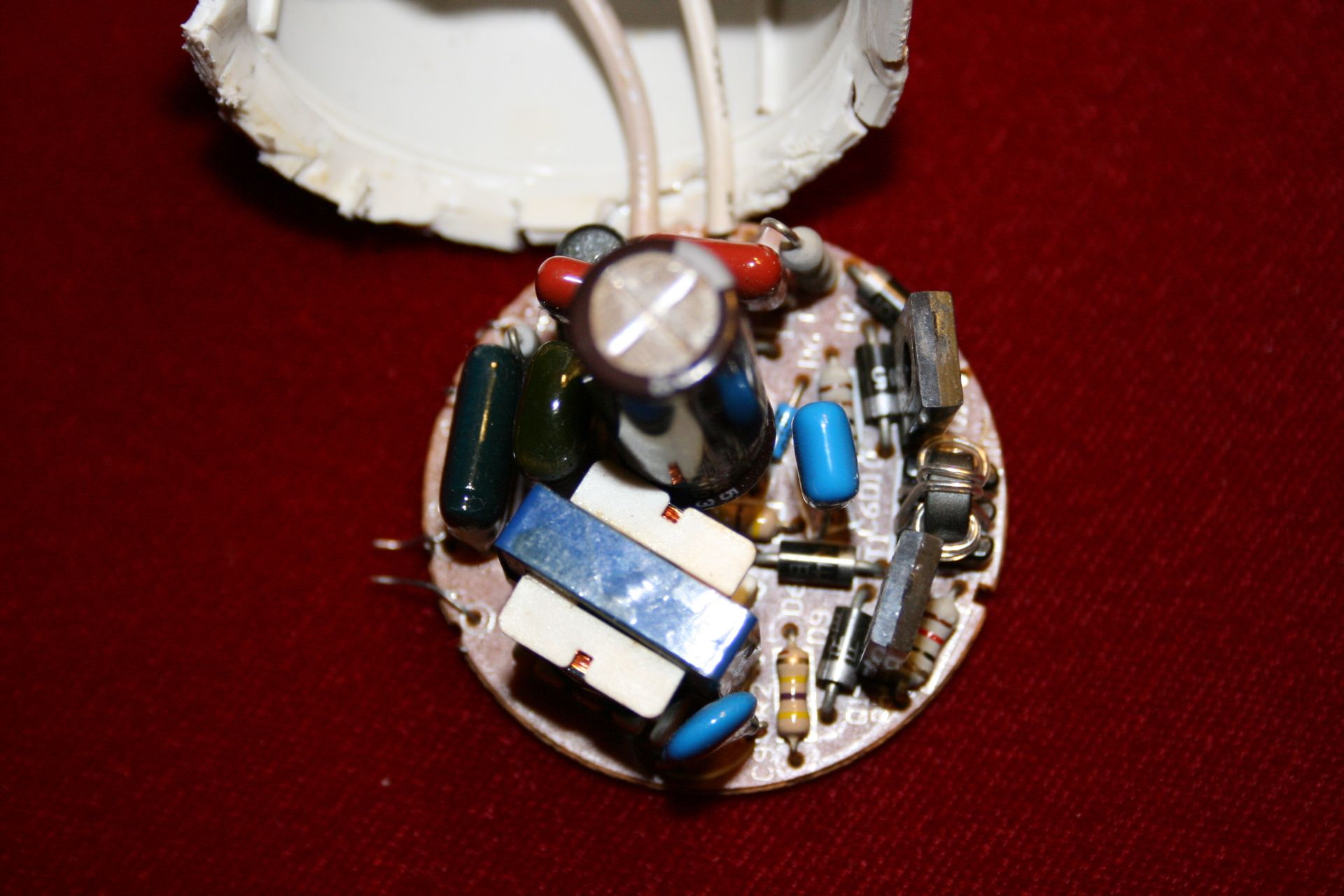 Take Apart a Compact Fluorescent Bulb 7 Steps (with Pictures