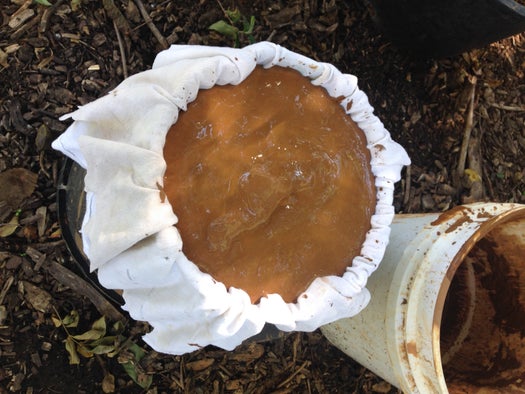 Deixe a mistura de argila escorrer, verifique todos os dias...