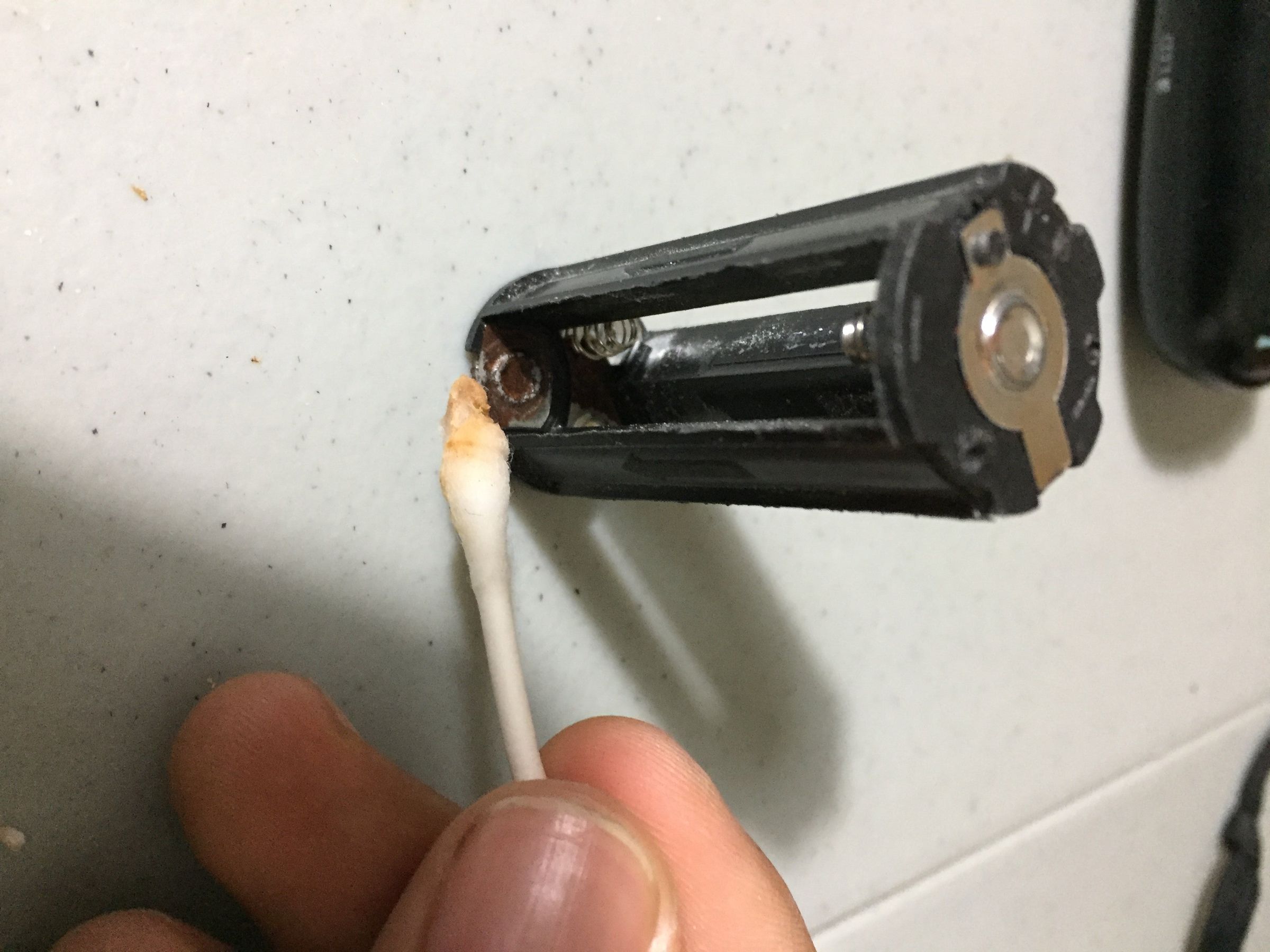 Cleaning Battery Sockets With Vinegar 4 Steps Instructables