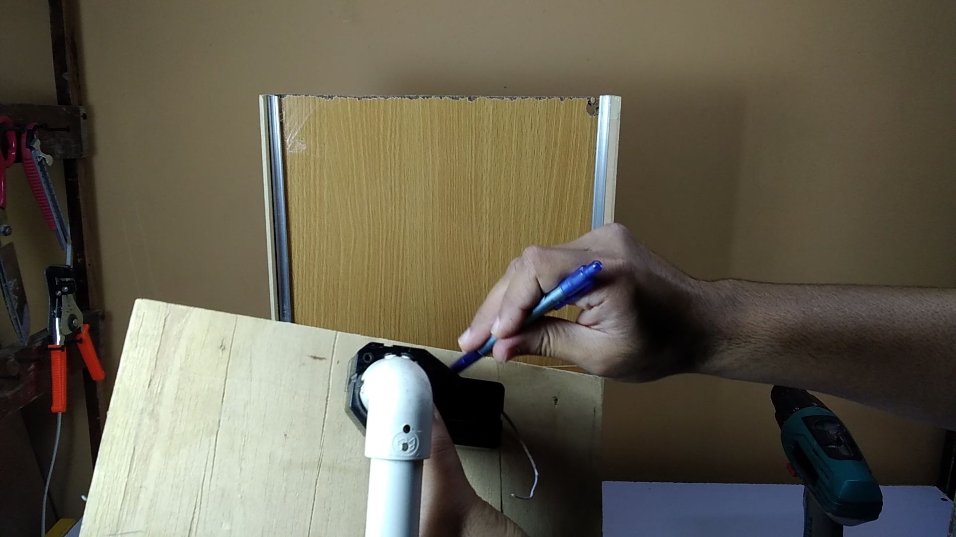 Automatic Chicken Door - Chicken Coop Door : 5 Steps - Instructables