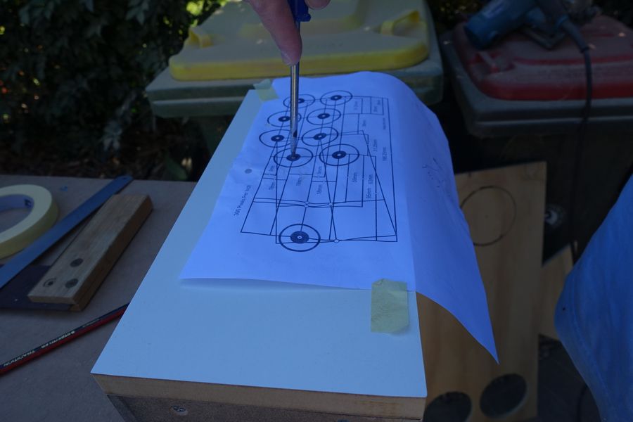 Prepare las tapas de las cajas de control (ubicaciones de la palanca de mando y los botones).