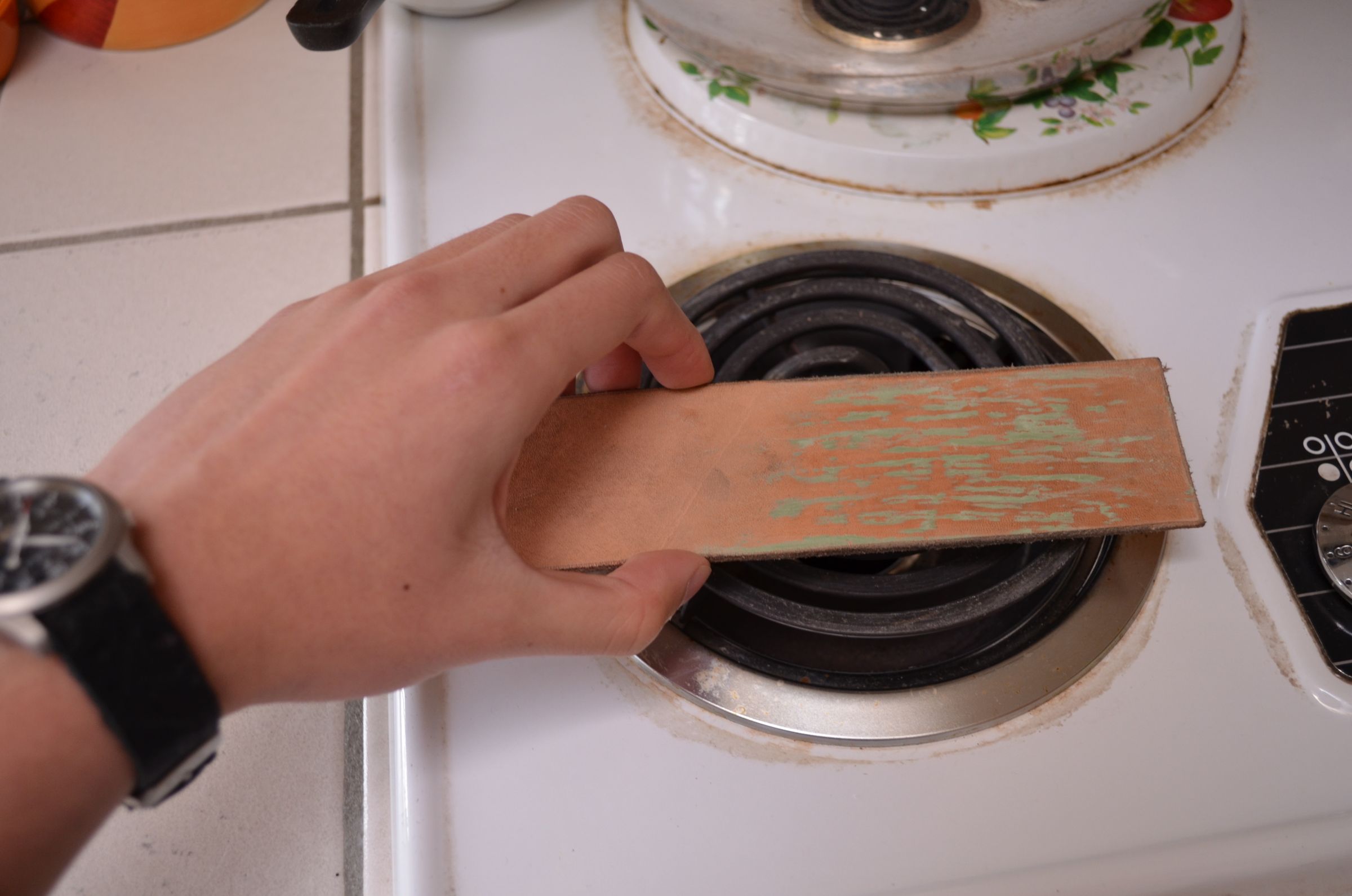 How to Load a Strop (Knife Sharpening) 4 Steps Instructables