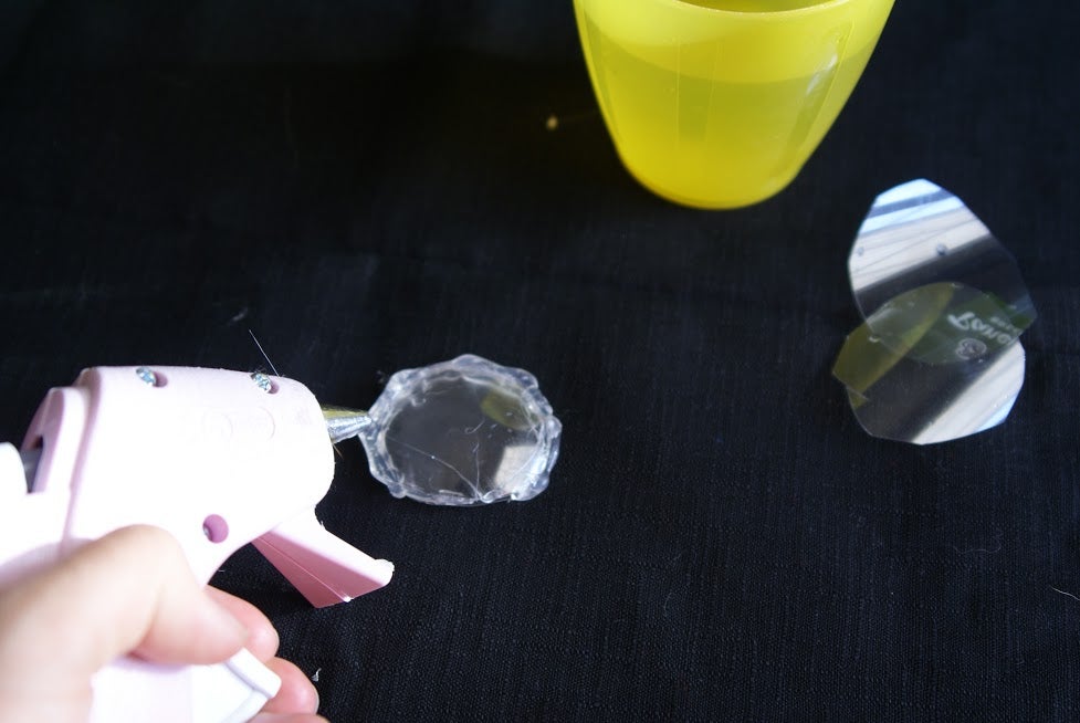 How to Make a Magnifying Glass With Plastic Wrap