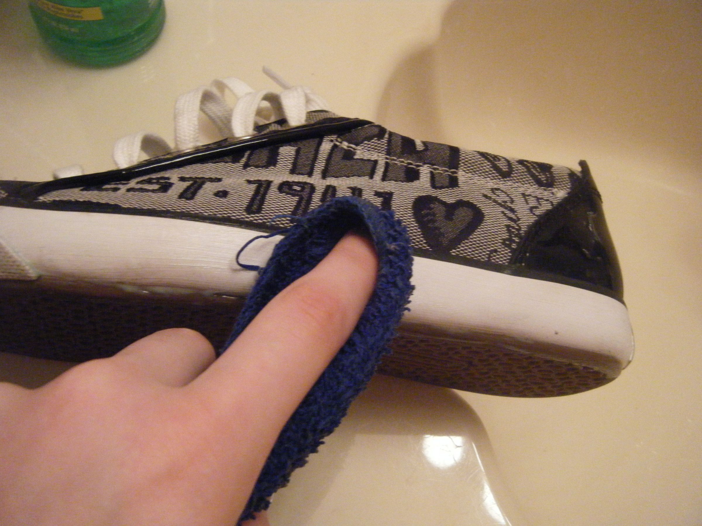 can i use toothpaste to clean my shoes