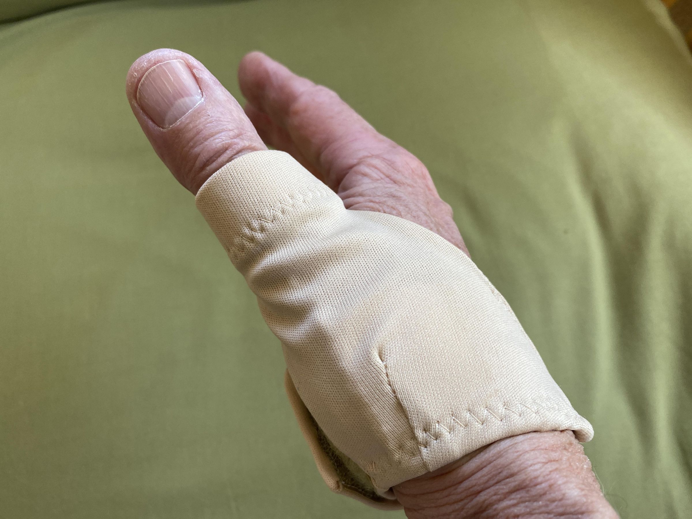 Make a Splint for Your Sore Thumb Joint 10 Steps (with Pictures
