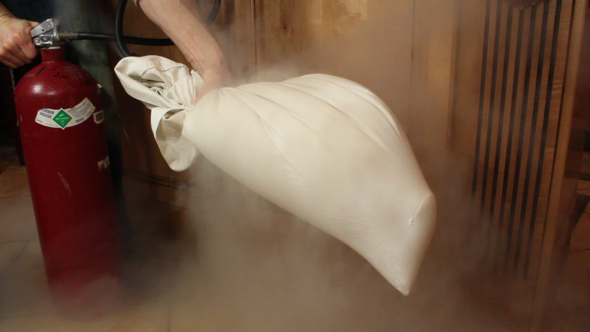 How to Make Dry Ice With a Fire Extinguisher! 5 Steps (with