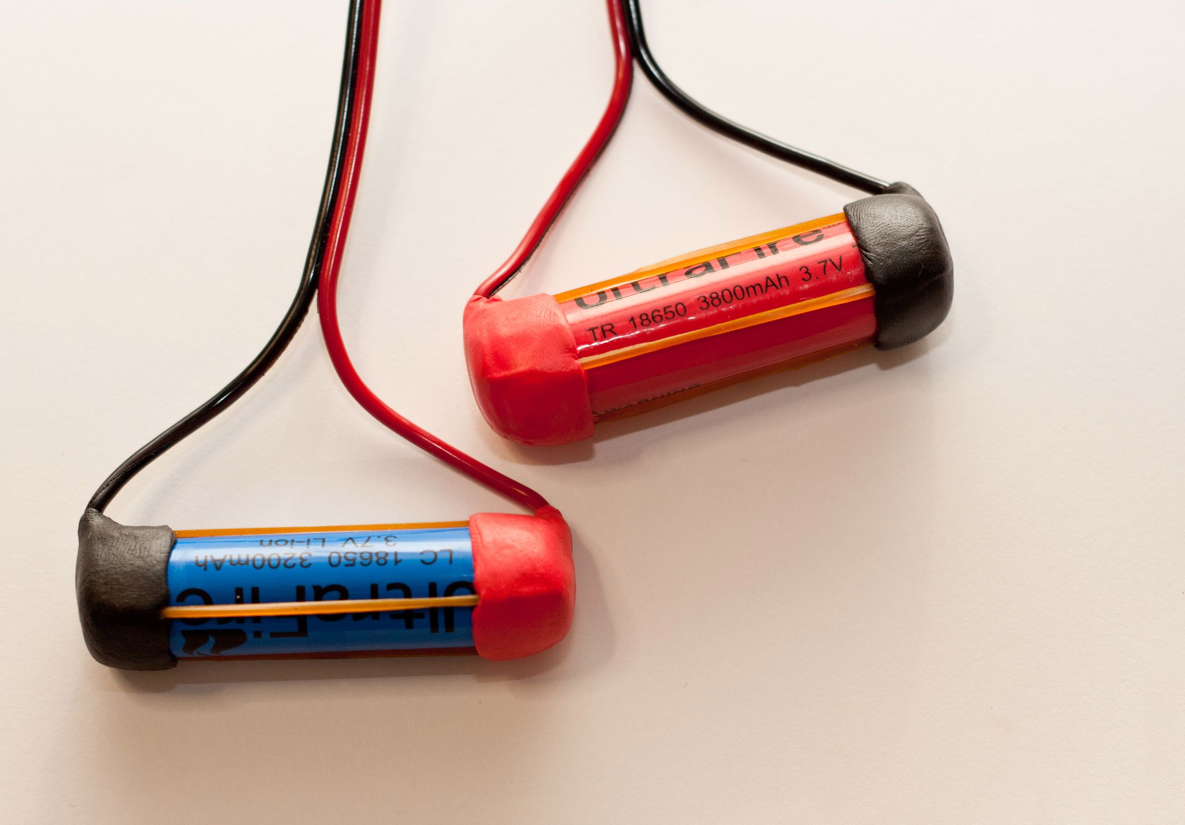 Simple, Cheap, Cool, Waterproof and Gummy Diy Battery Holder 8 Steps