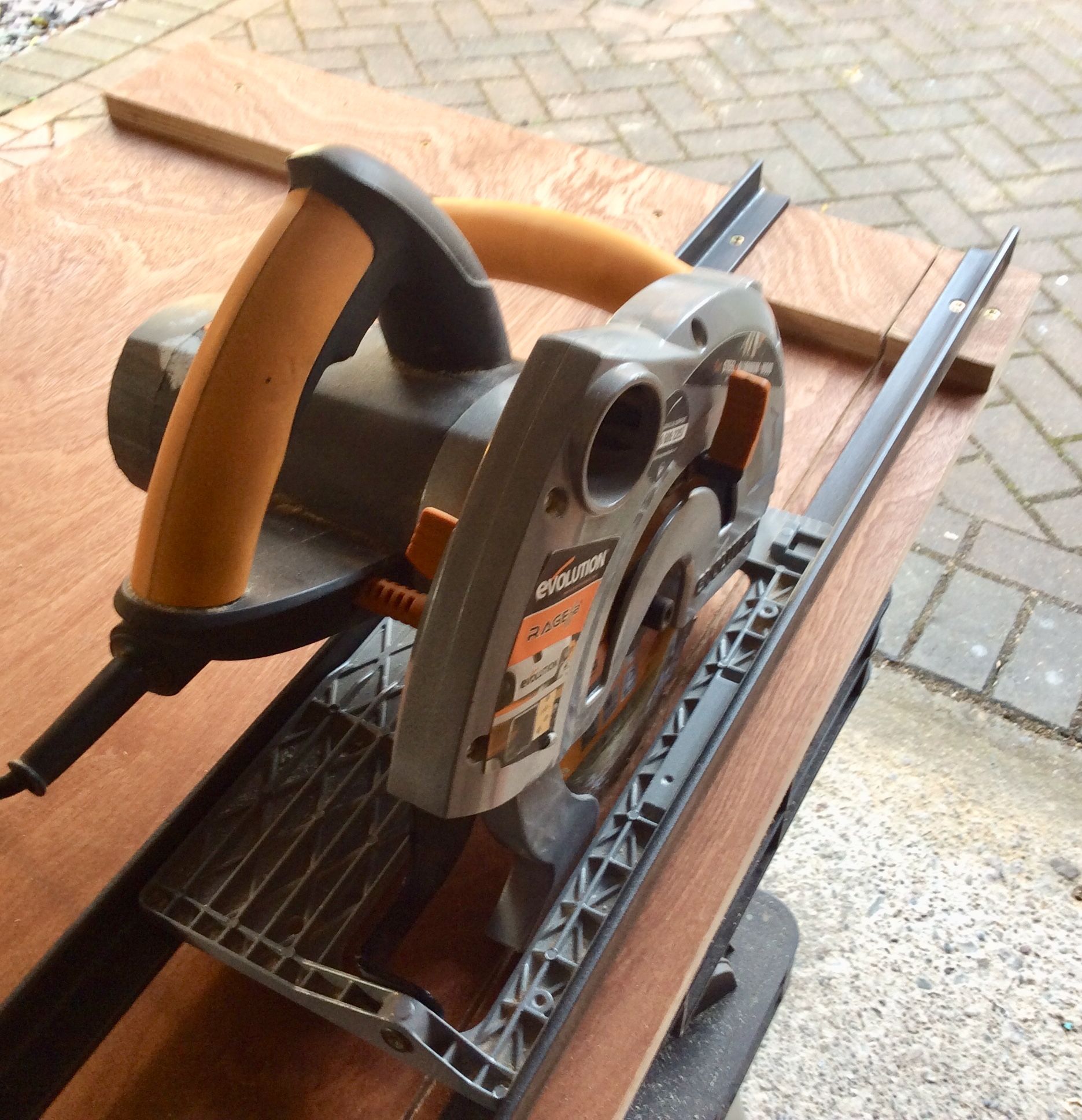 SAW 'O' MATIC Circular Saw Track : 9 