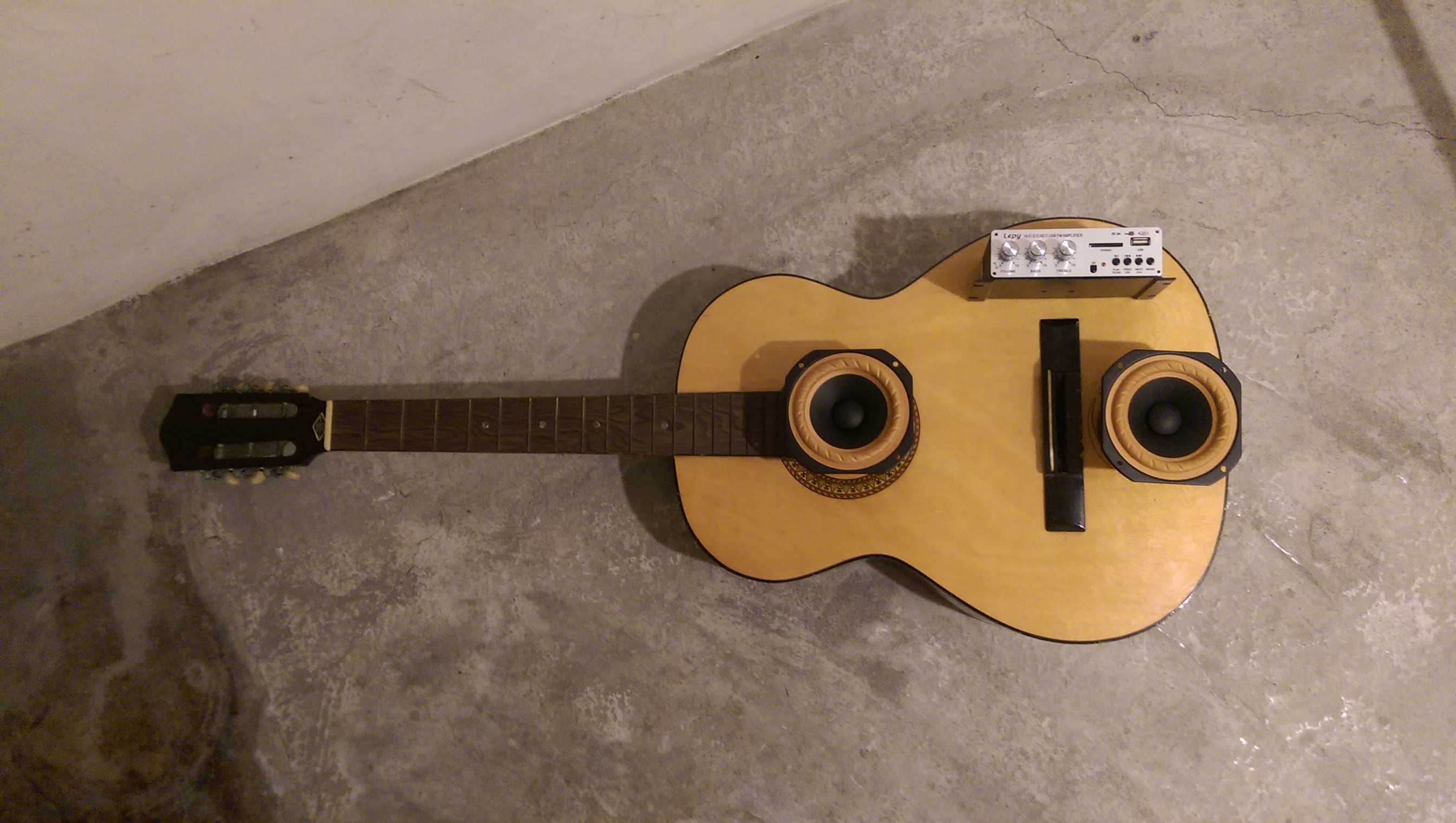 guitar shaped speaker