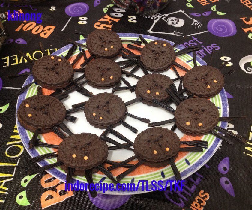 Step-by-step guide for super simple spider cookies DIY Project DIY project