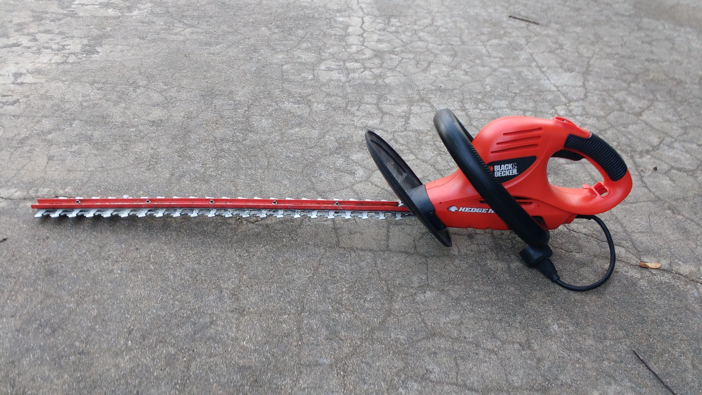 Black and Decker Hedge Hog HS2400 Type 1 24inch Hedge Trimmer Cutting