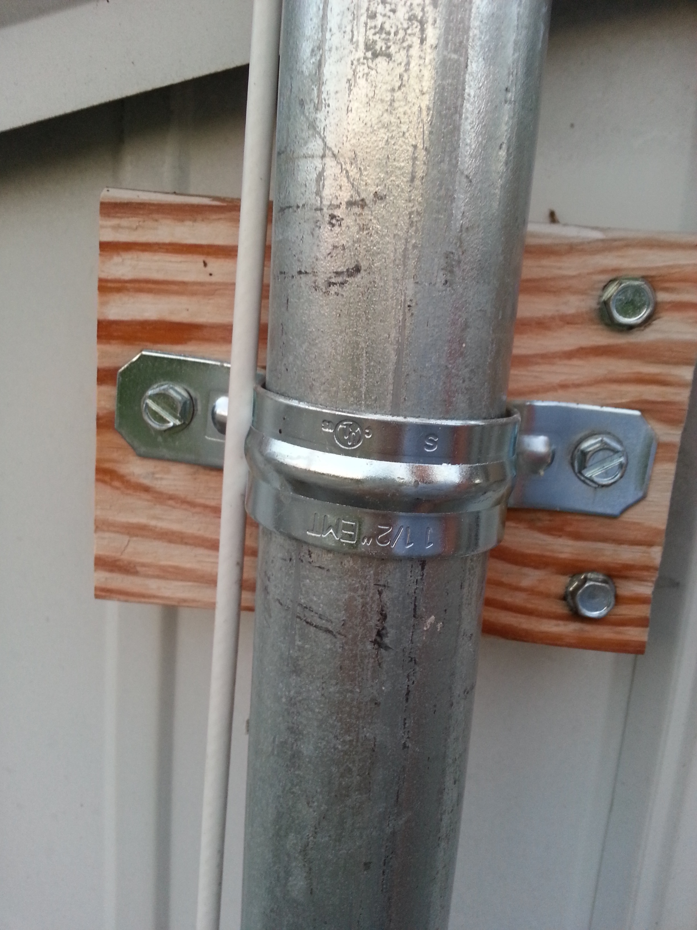 Low Budget Method to Mount Antenna Masts to a Building 9 Steps (with