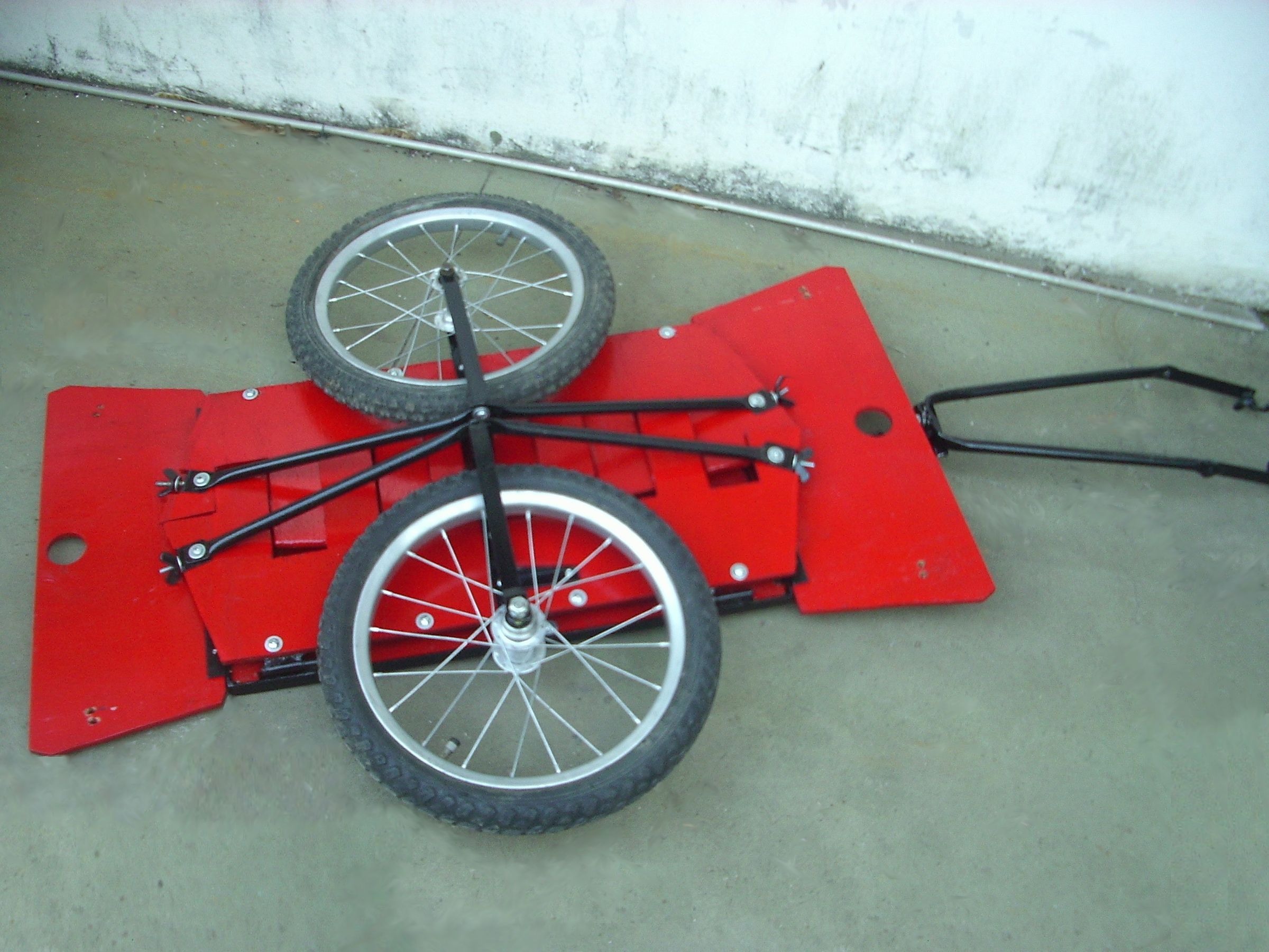 bicicleta con rueda de auto