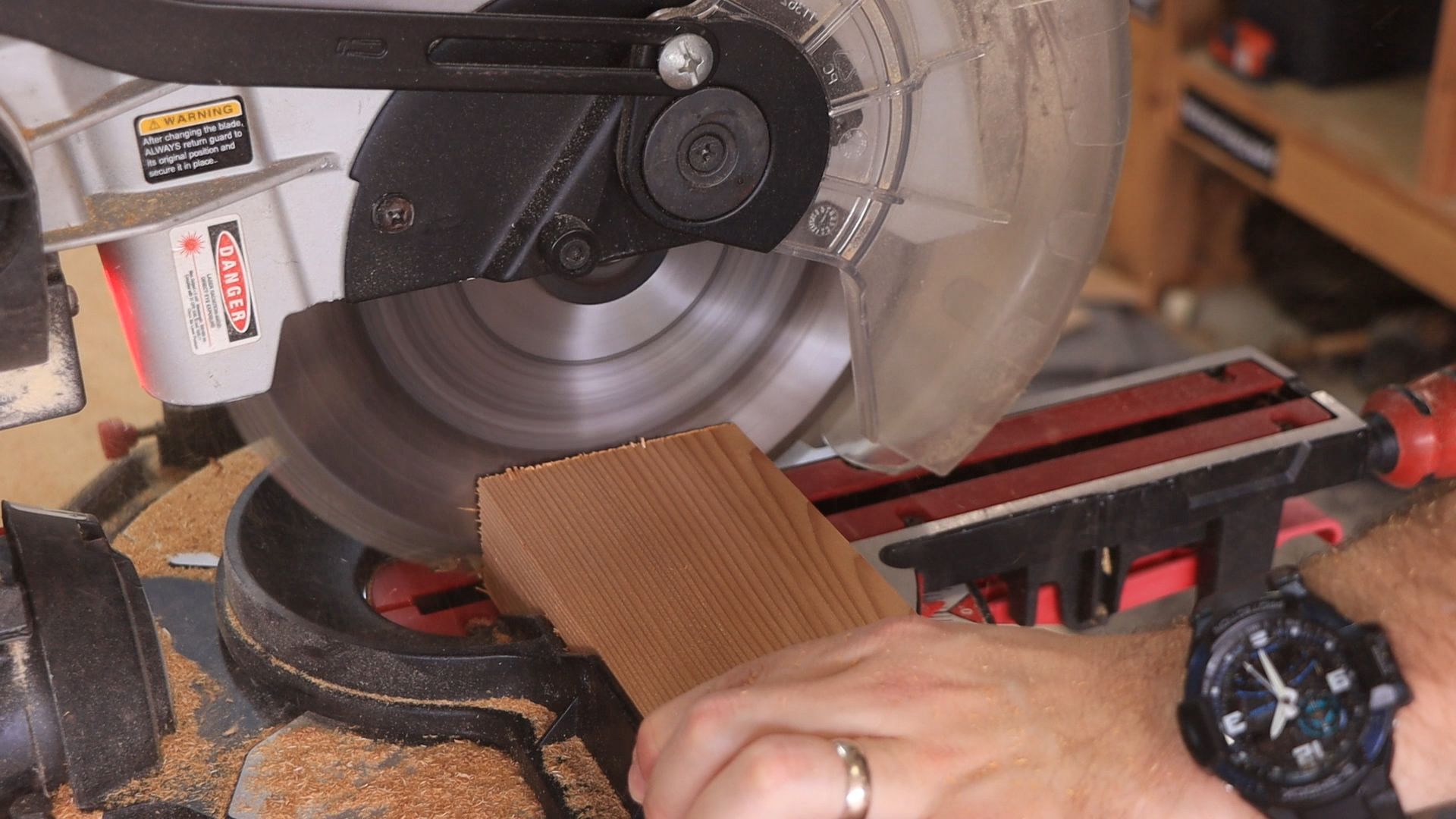 Schneiden Sie die Rahmenteile und Lamellen!