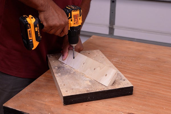 Faça um suporte de bits para a mesa do roteador de bancada