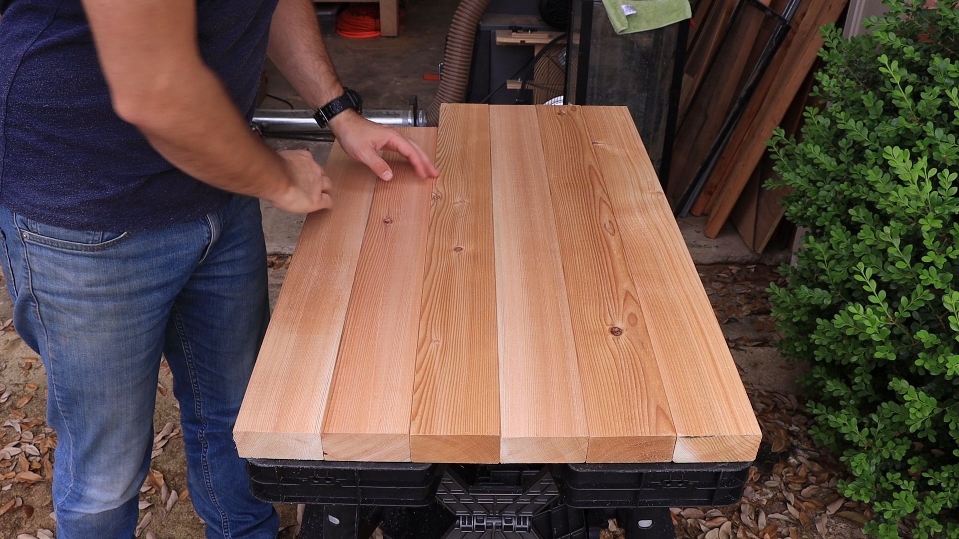 Schneiden Sie die Rahmenteile und Lamellen!