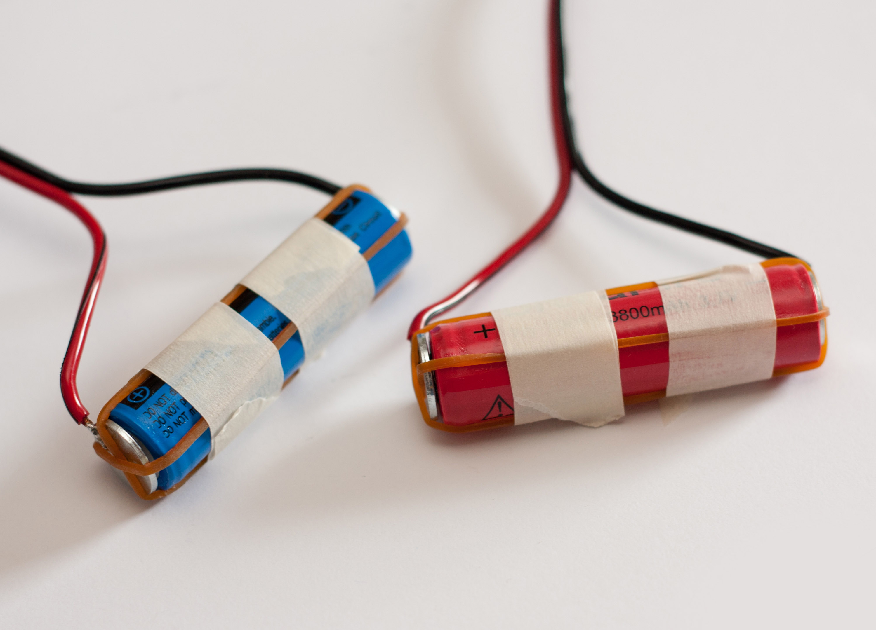 Simple, Cheap, Cool, Waterproof and Gummy Diy Battery Holder 8 Steps