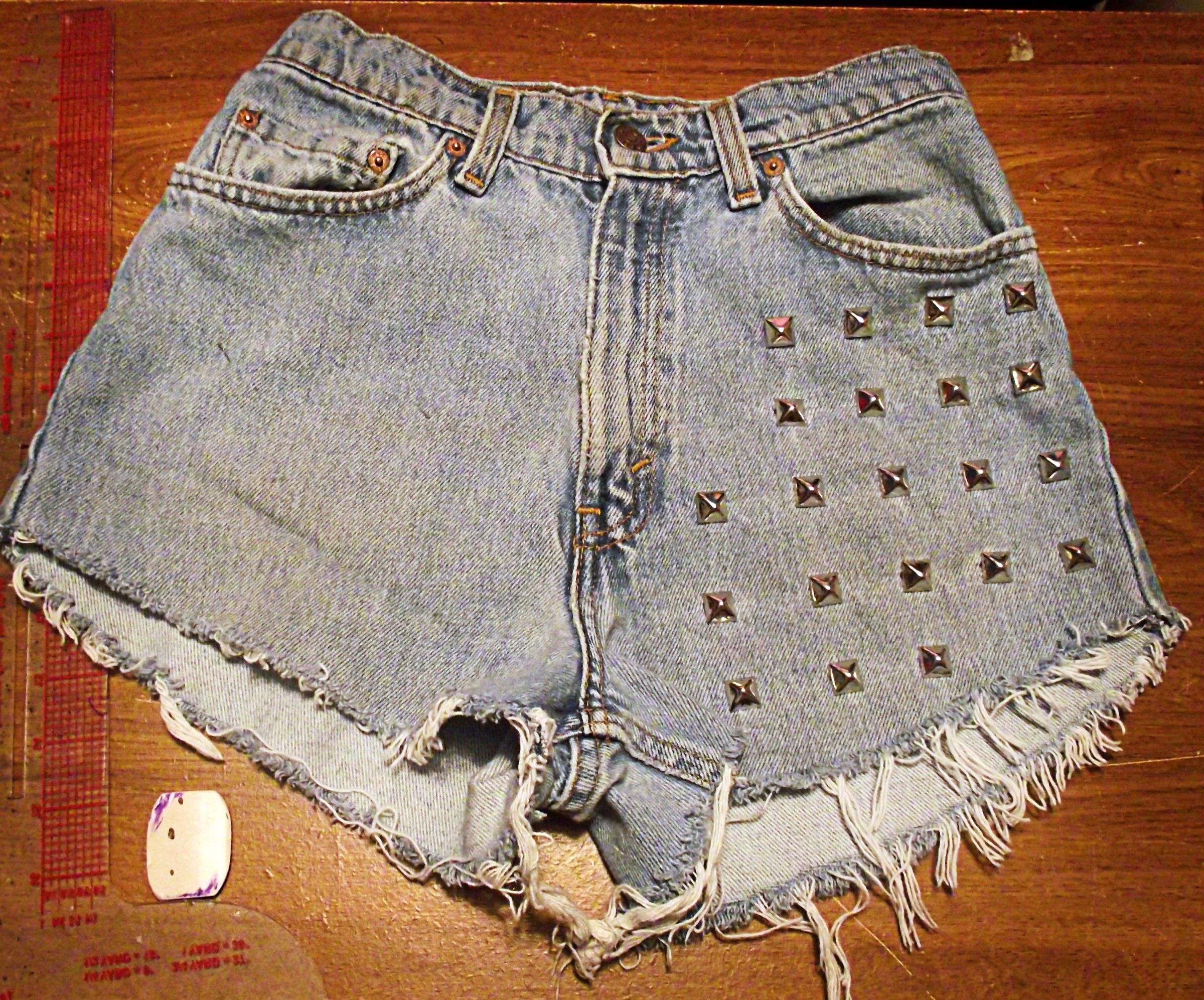 Studded Denim Shorts DIY : 4 Steps 