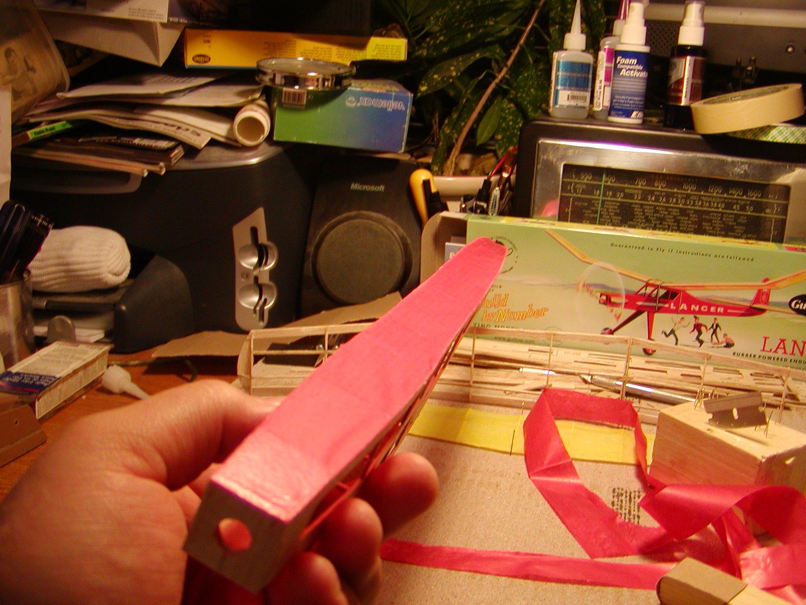 Covering a Model Airplane in Tissue 6 Steps (with Pictures