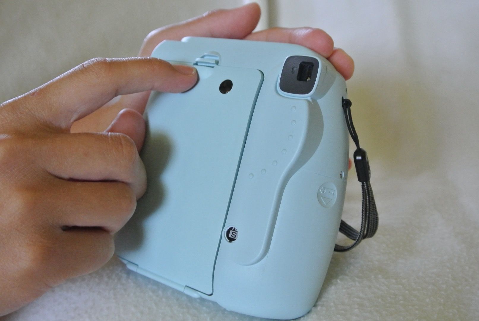 How To Load Film Into A Fujifilm Instax Mini 8 7 Steps With Pictures Instructables