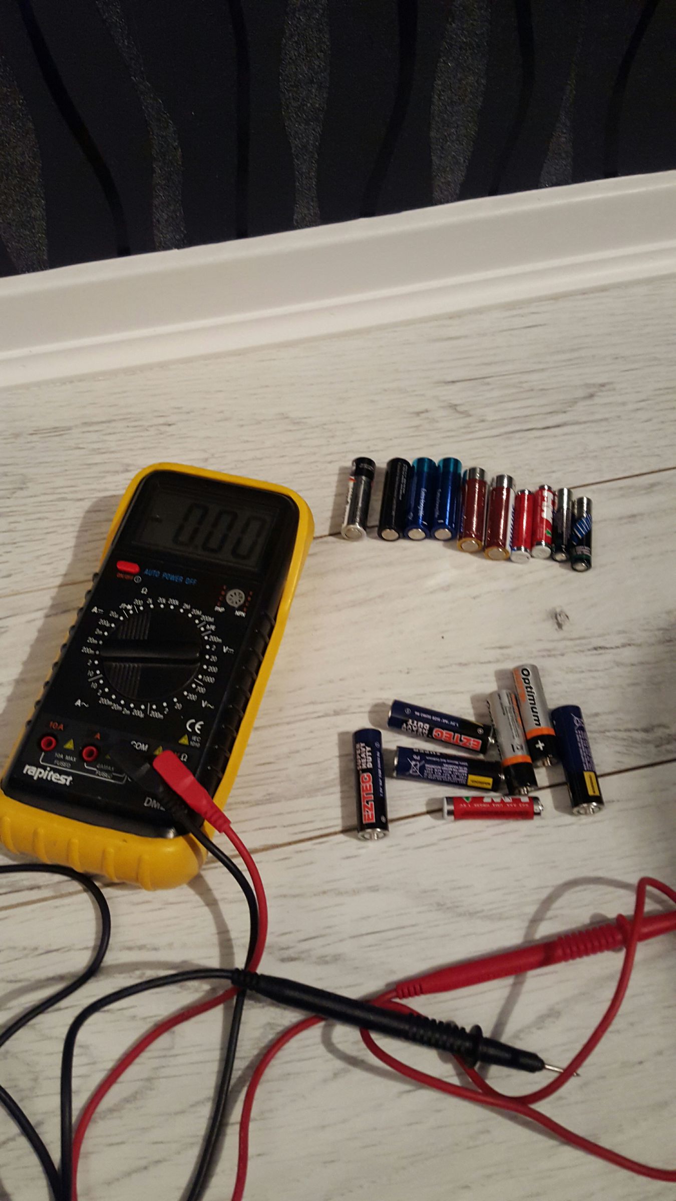 How To Check Aa Aaa Alkaline Battery Using A Voltmeter Instructables