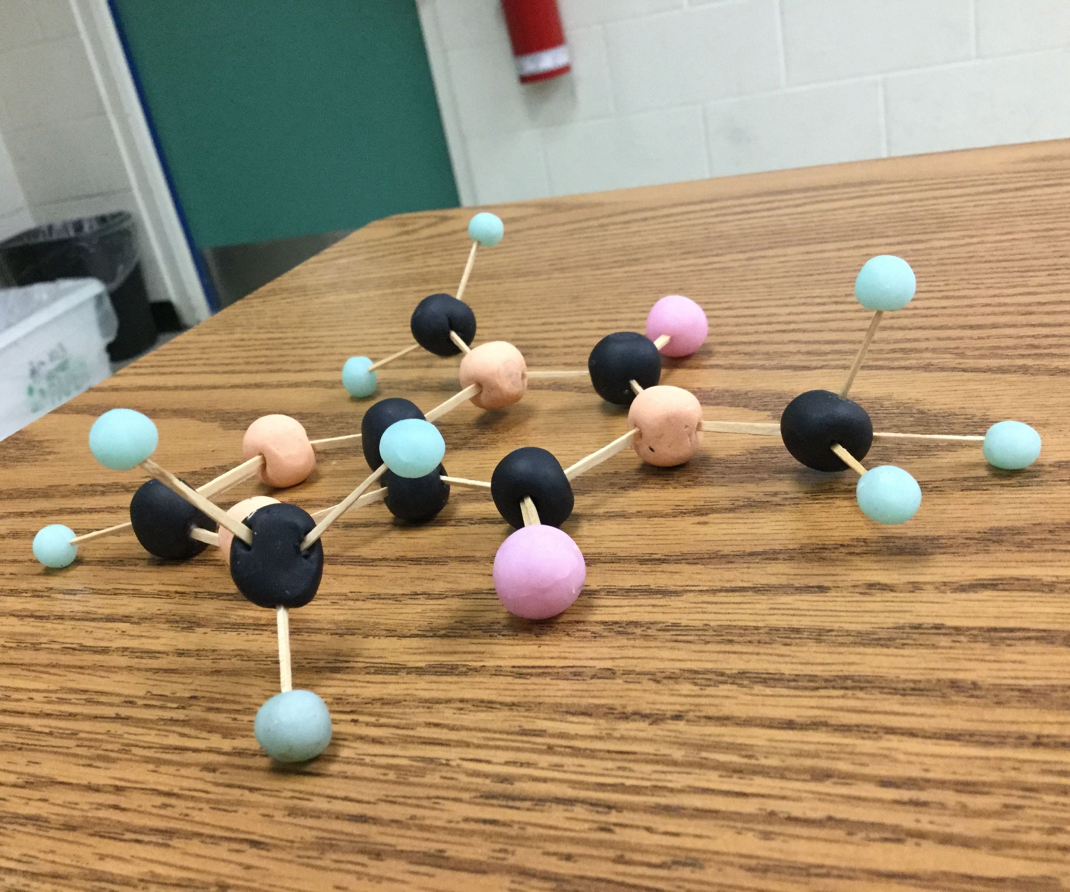 Изготовить модель молекулы физика 7. Модель молекулы этана. Молекула метана из пластилина и спичек. Молекула метана из пластилина. Изготовить модель молекулы физика 7.