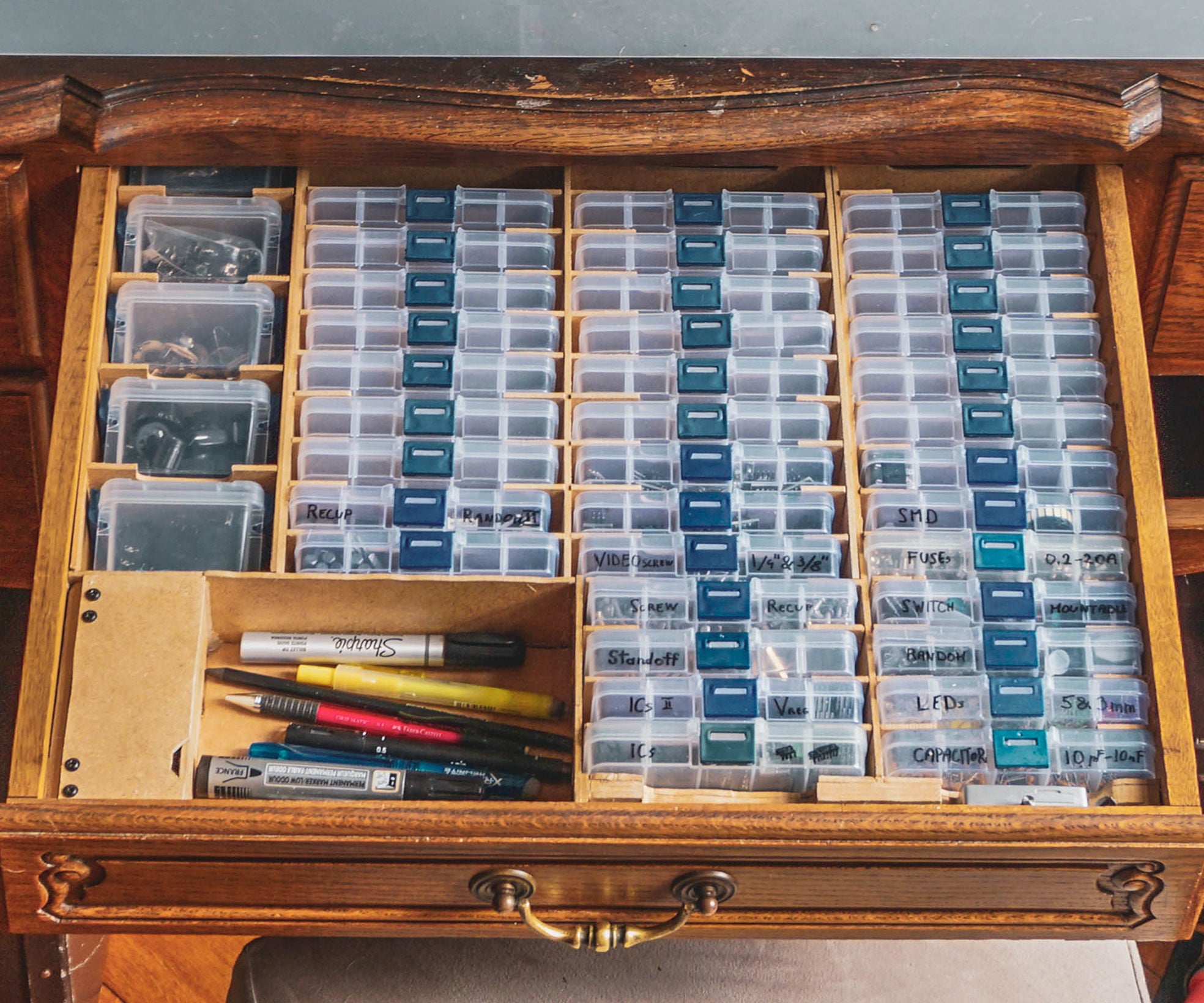 The Sleeper Electronic Components Organizer Desk 10 Steps (with