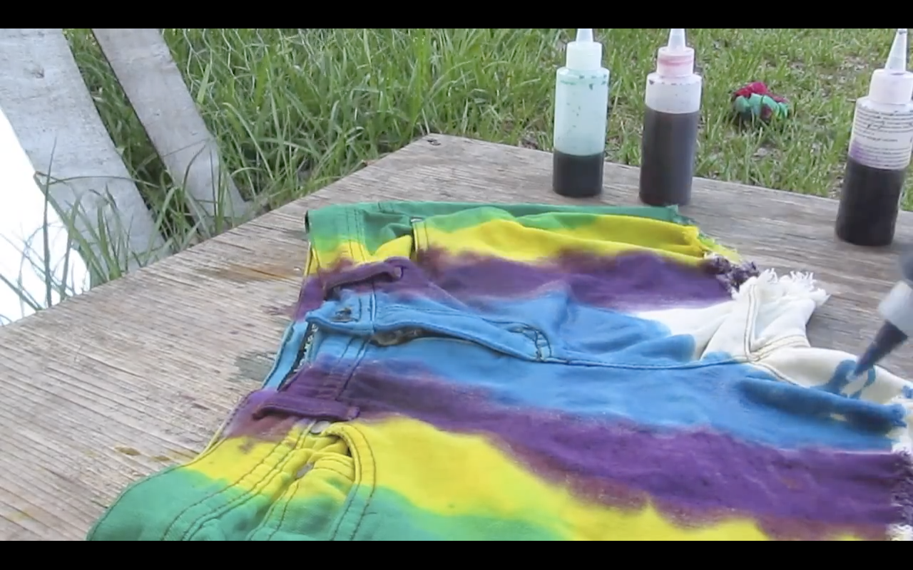 tye dye jean shorts! DIY Project DIY Project Image