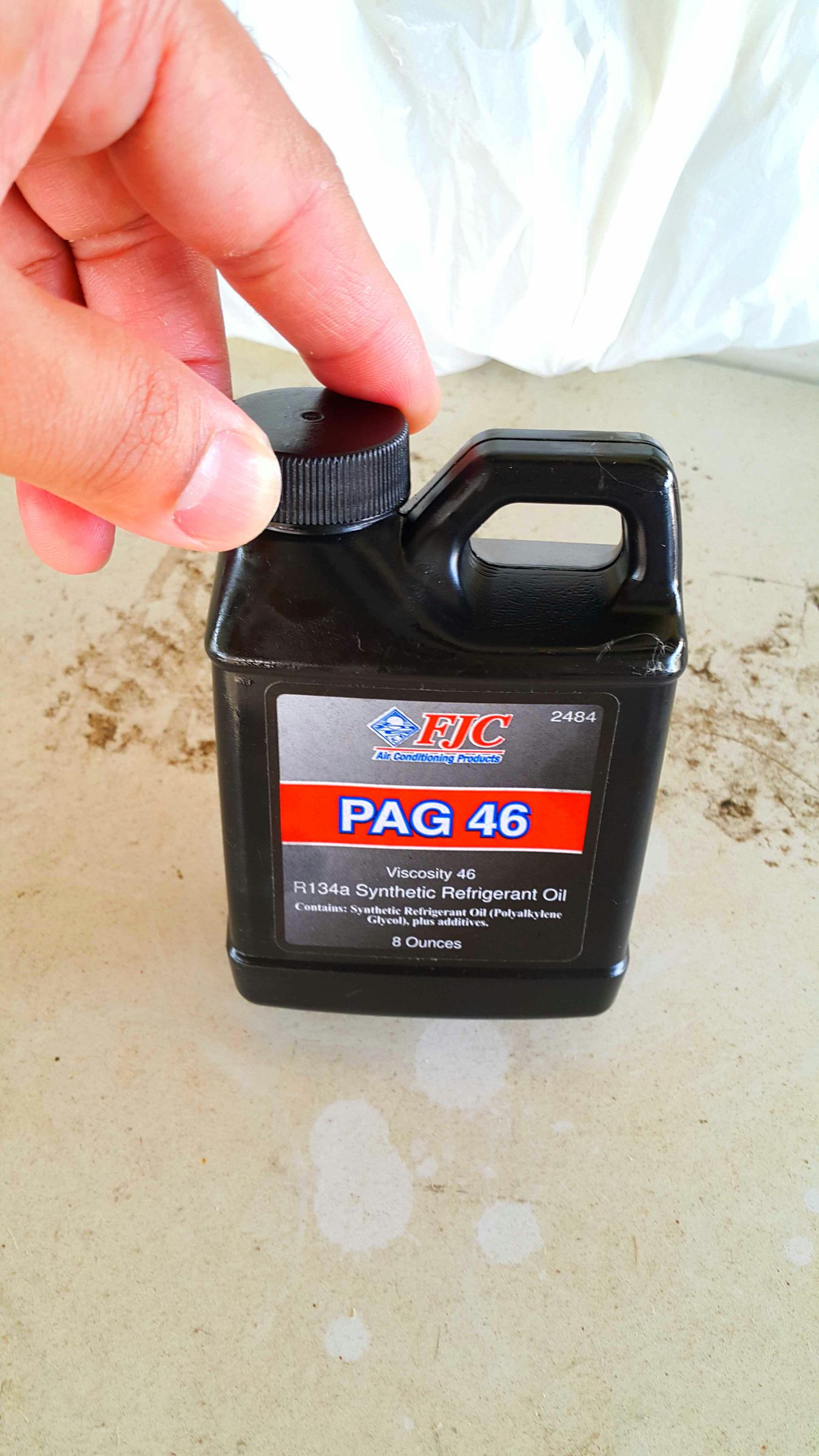 Injecting Pag Oil Into a Car's Air Conditioning System. 4 Steps