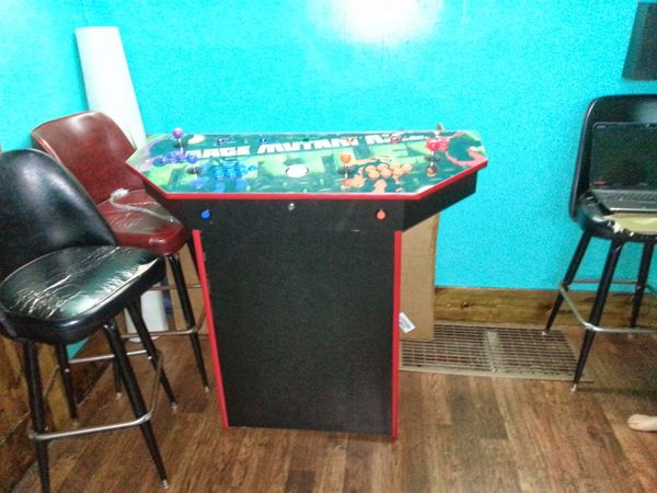 Instale la moldura en T en la base del gabinete