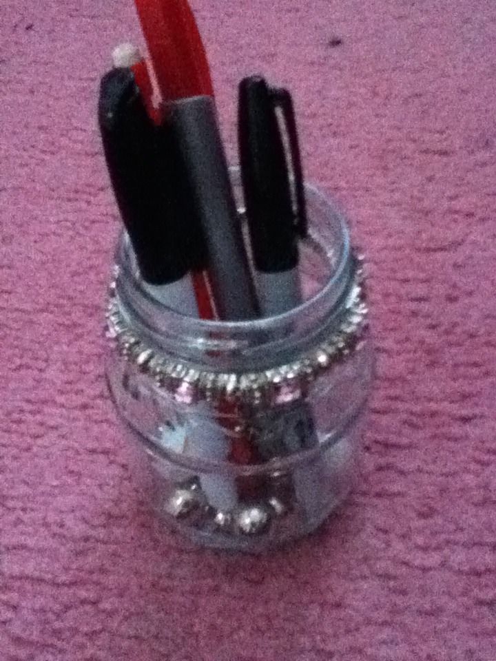 DIY guide for Simple Make-up/Pencil Holder with step-by-step instructions