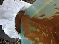 Coe a argila com um pano de algodão...