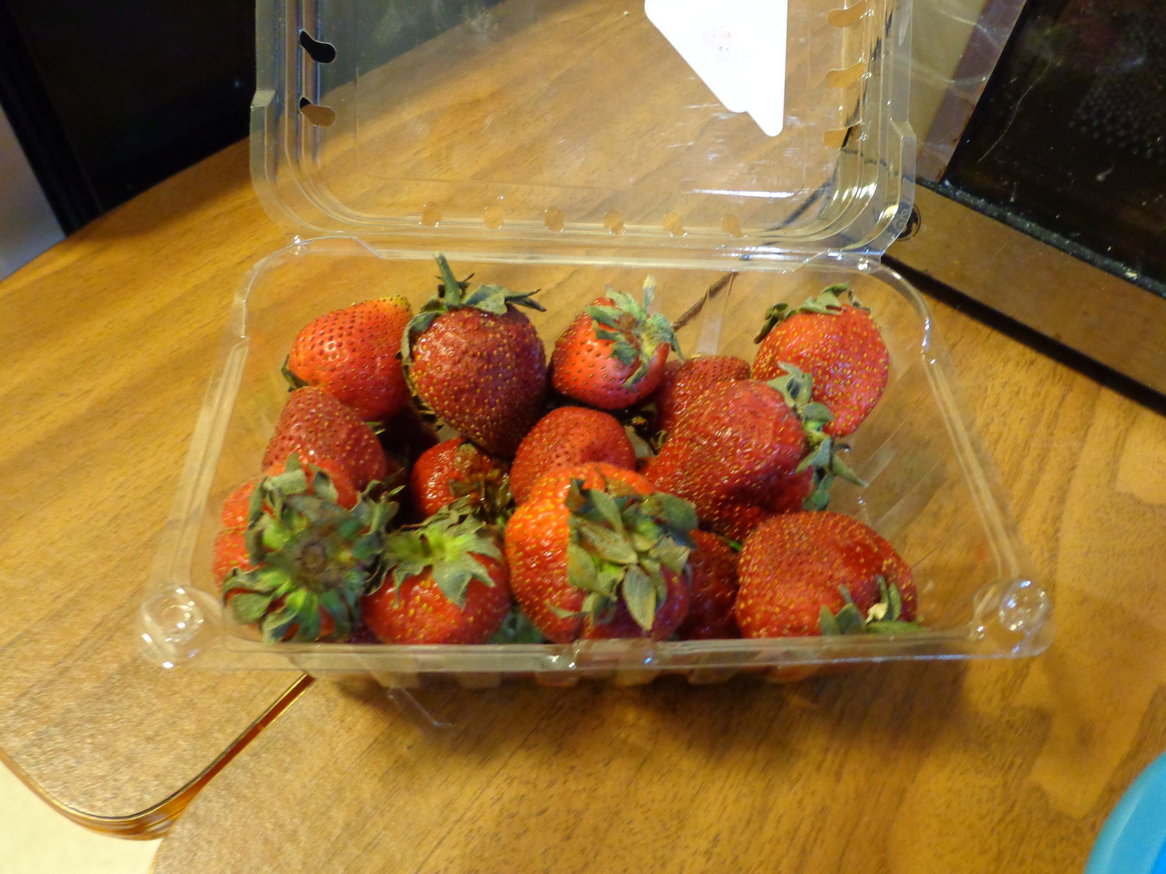 Simple Strawberry Sauce (Macerated Strawberries) 3 Steps (with