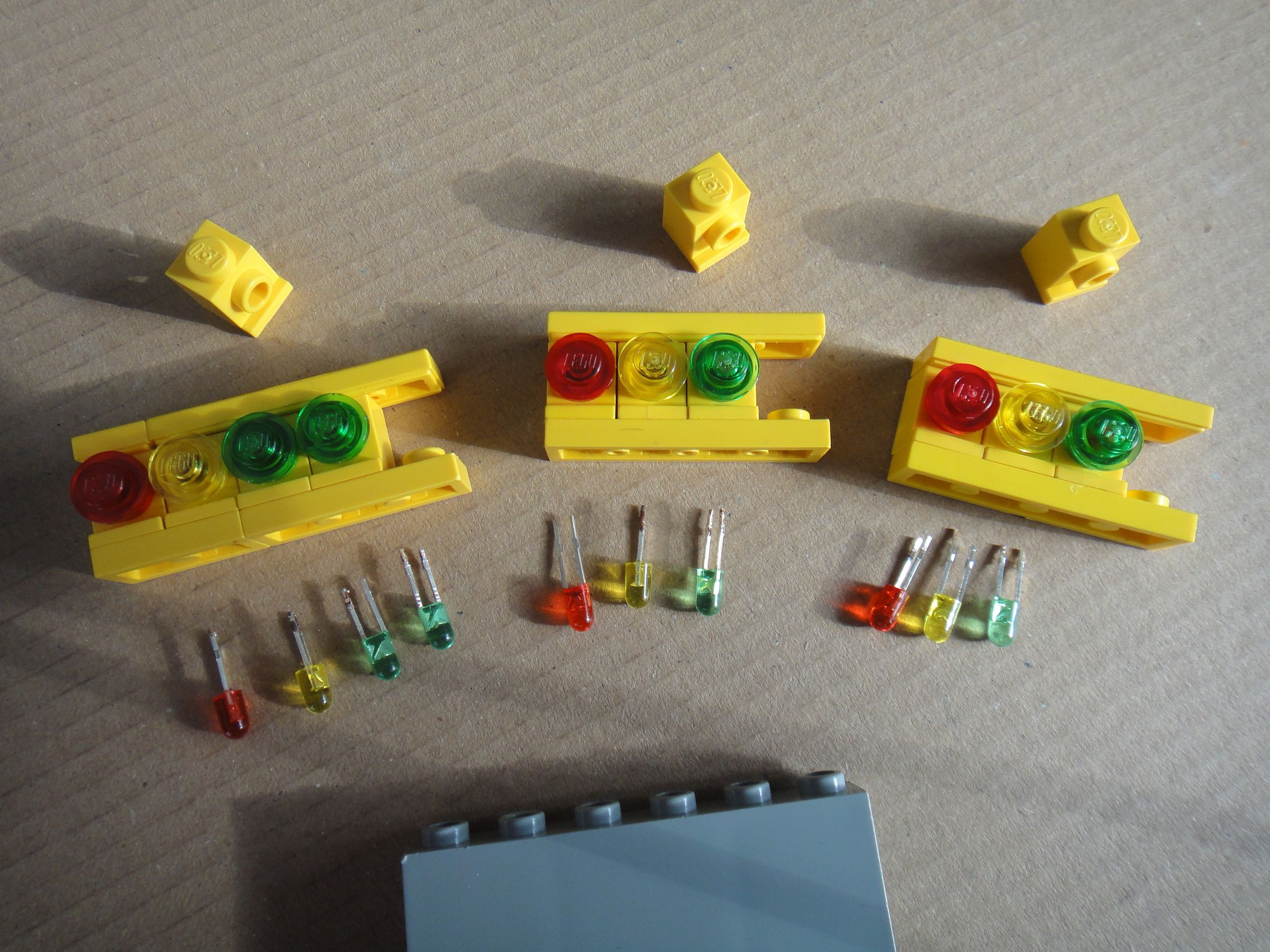 LEGO TIntersection LED Traffic Light 27 Steps (with Pictures