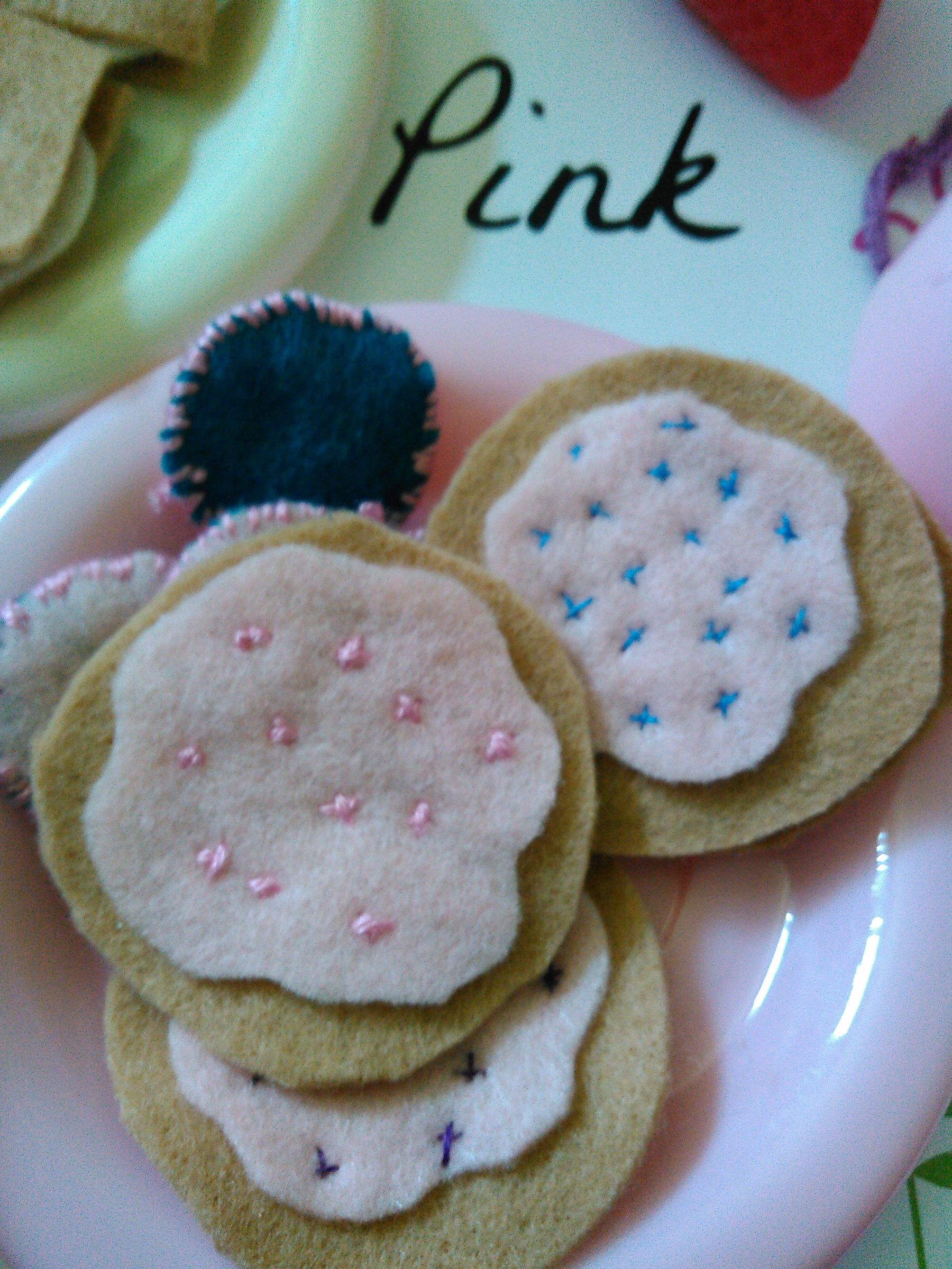 DIY guide for Felt tea cookies with step-by-step instructions