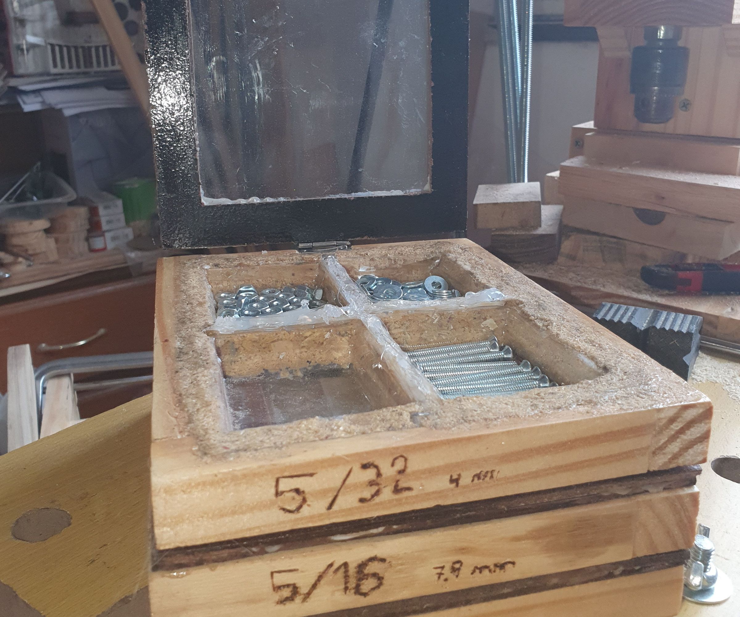 Caja Organizadora Tornillos Y Fijaciones Hecho De Reciclables (Organizer Box Screws and Fixings Made of Recyclables)