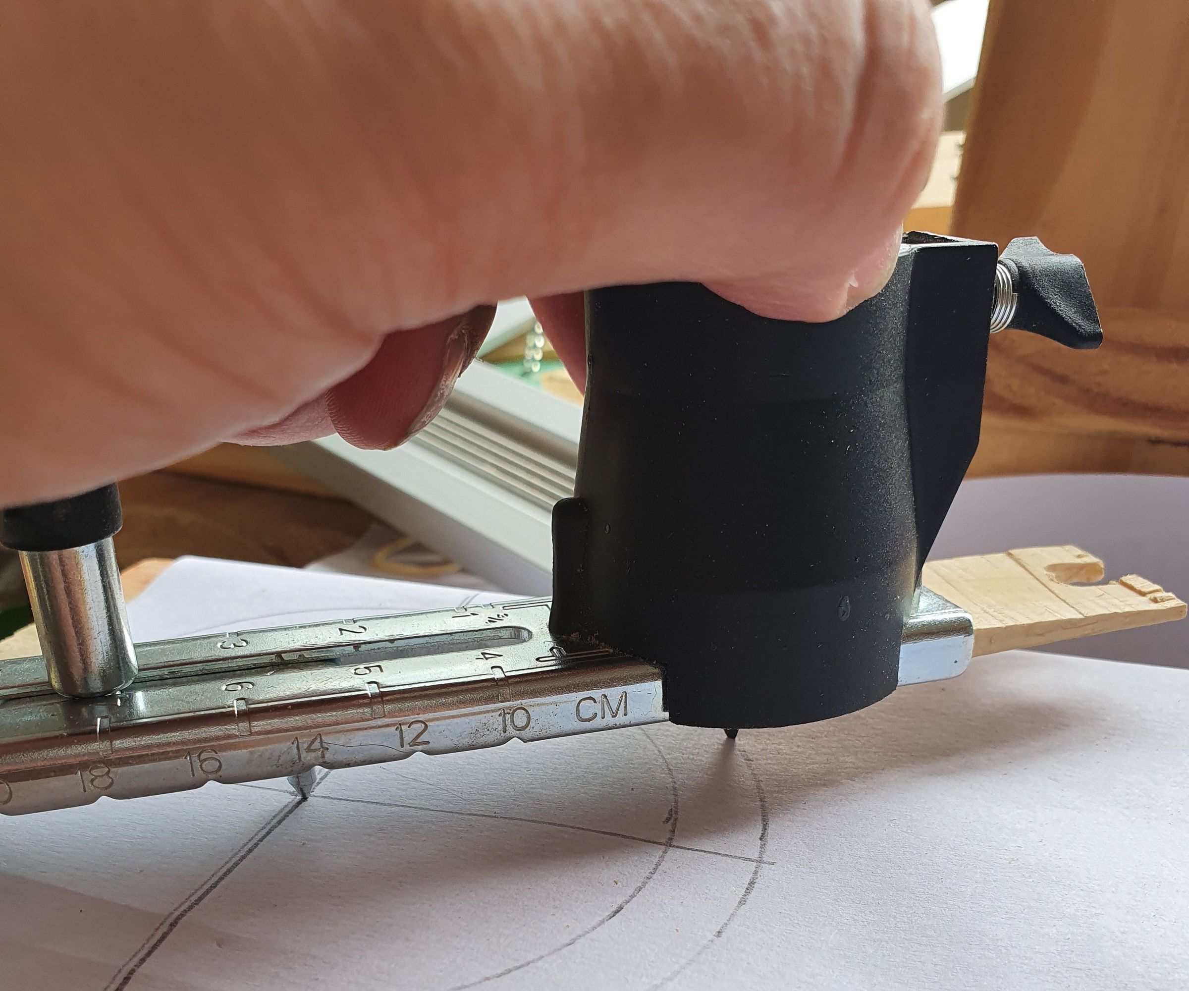DIY guide for Construir Un Compás De Emergencia a Partir De Accesorio Dremel with step-by-step instructions