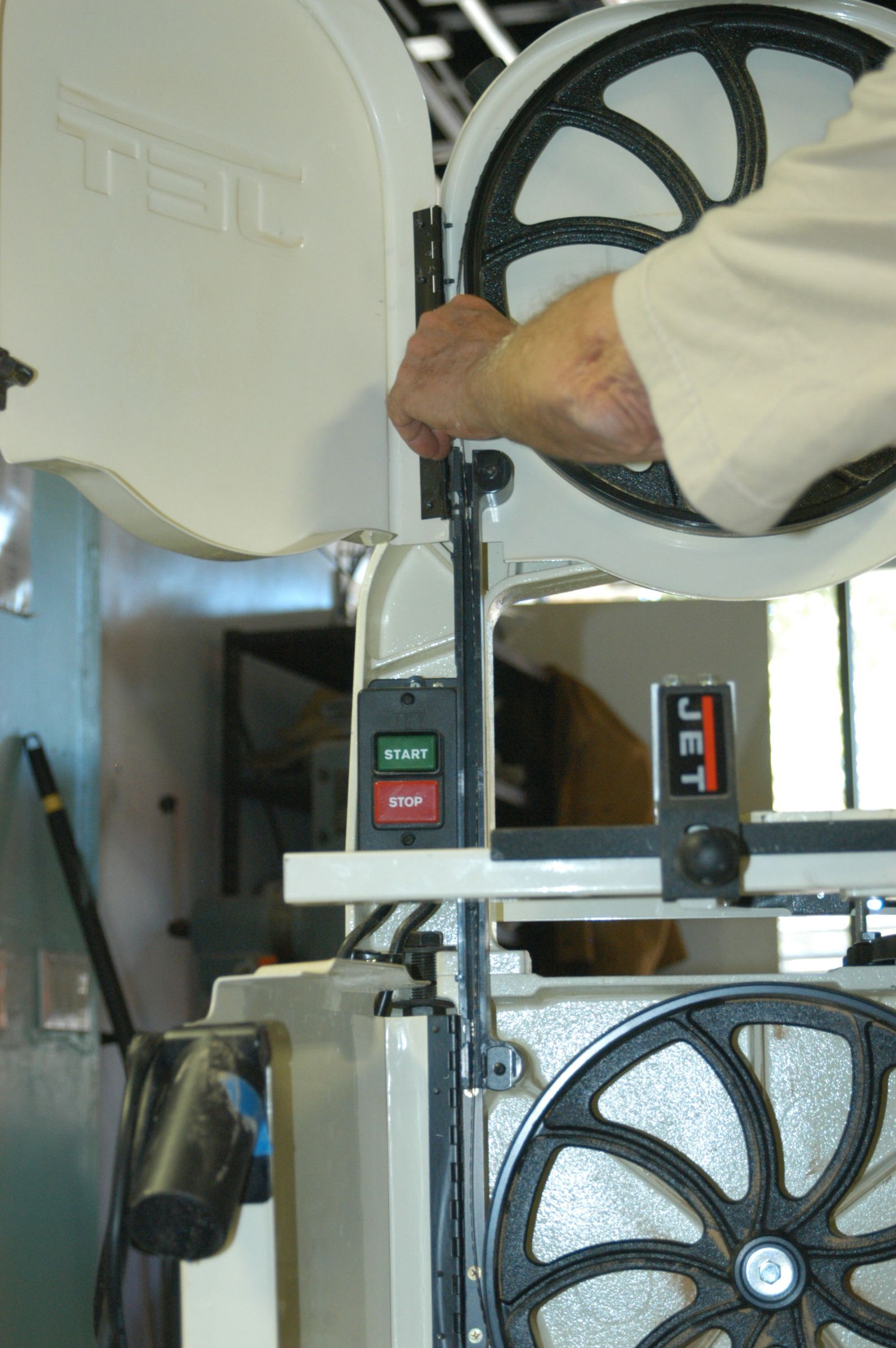 Changing Blades on the 14" Bandsaw 9 Steps (with Pictures) Instructables