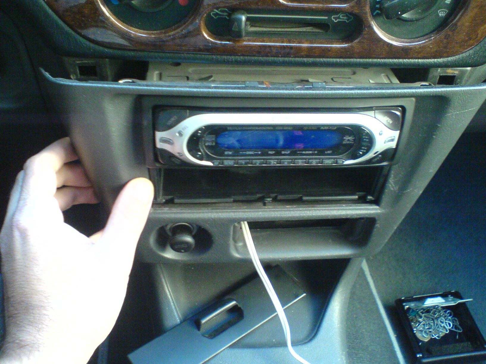 How to Connect Your Mp3 or Ipod on a Car Cdplayer. 6 Steps (with