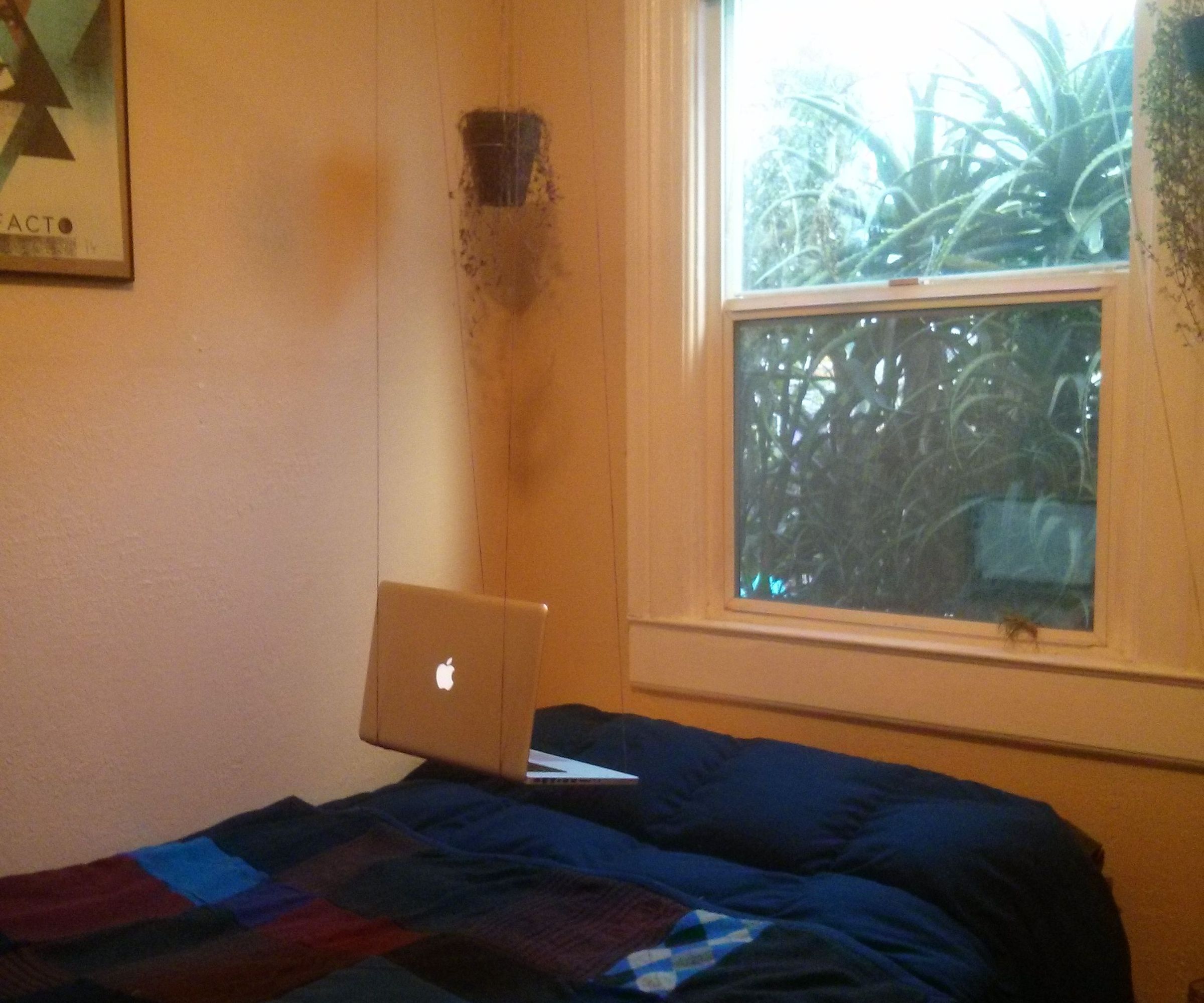 Ingeniously Simple Laptop Holder for Bed