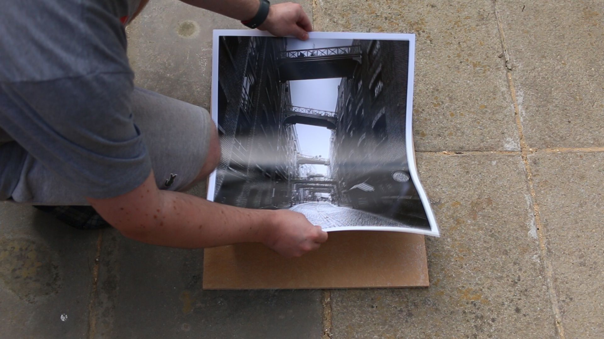 How to Mount Photos Without a Frame 4 Steps (with Pictures