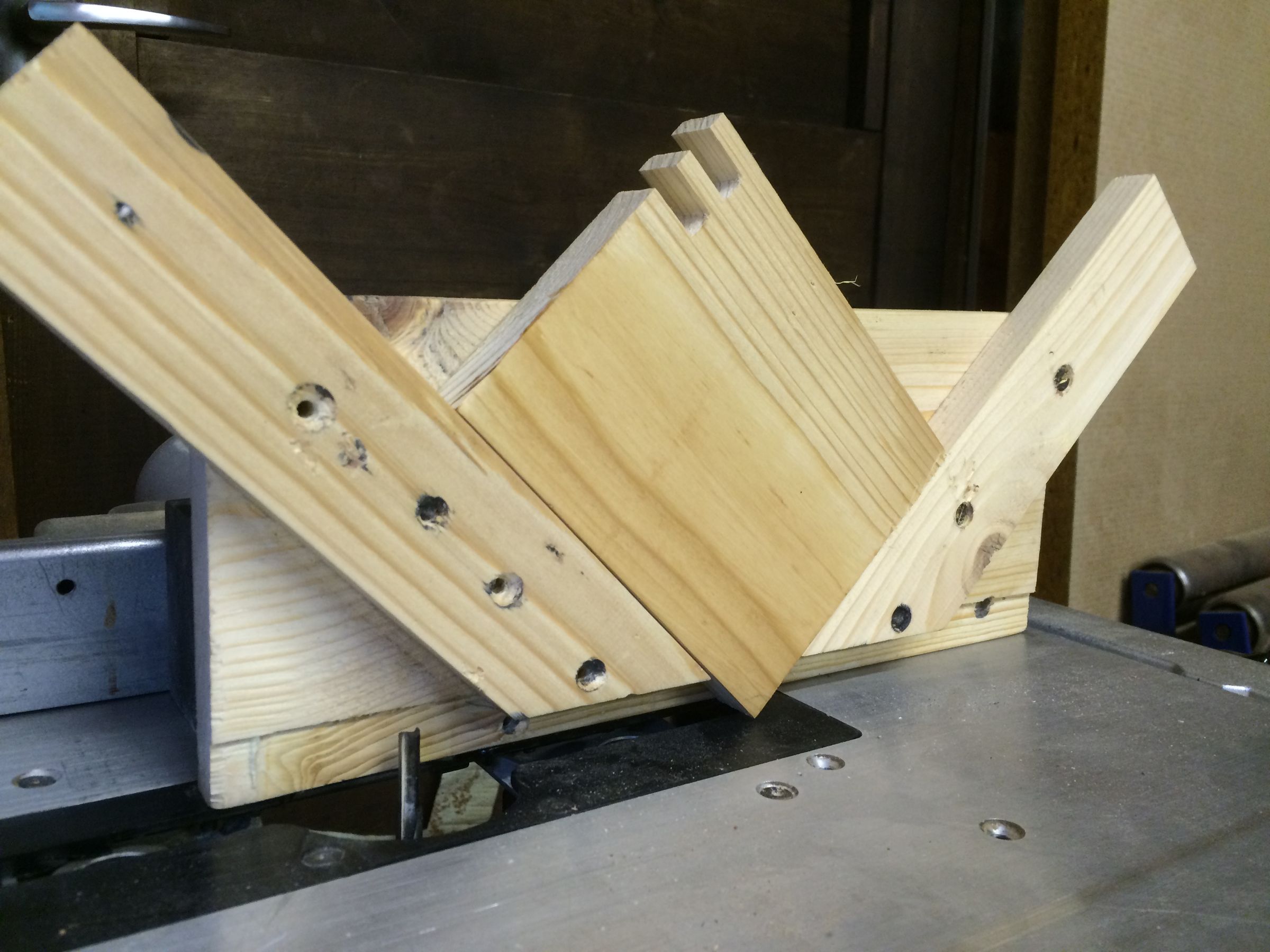 How to Make a Spline Jig (Use With Table Saw OR Router) 4 Steps (with