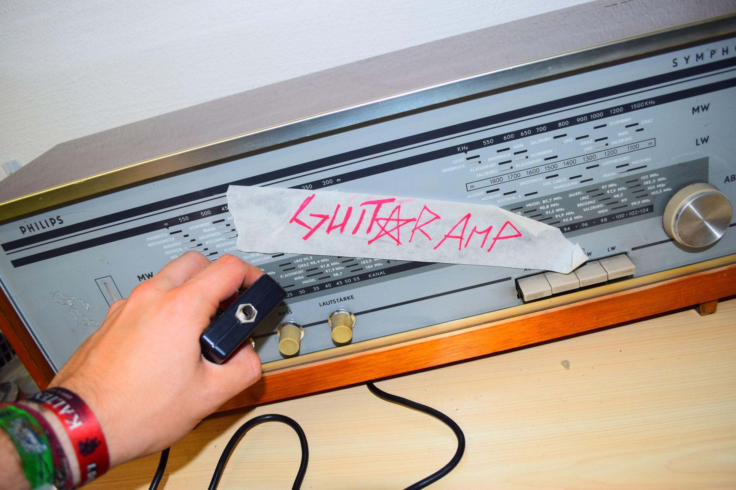 Turn Any Old Radio Into a Rocking Guitar Amp (the EASY & SAFE Way) 3