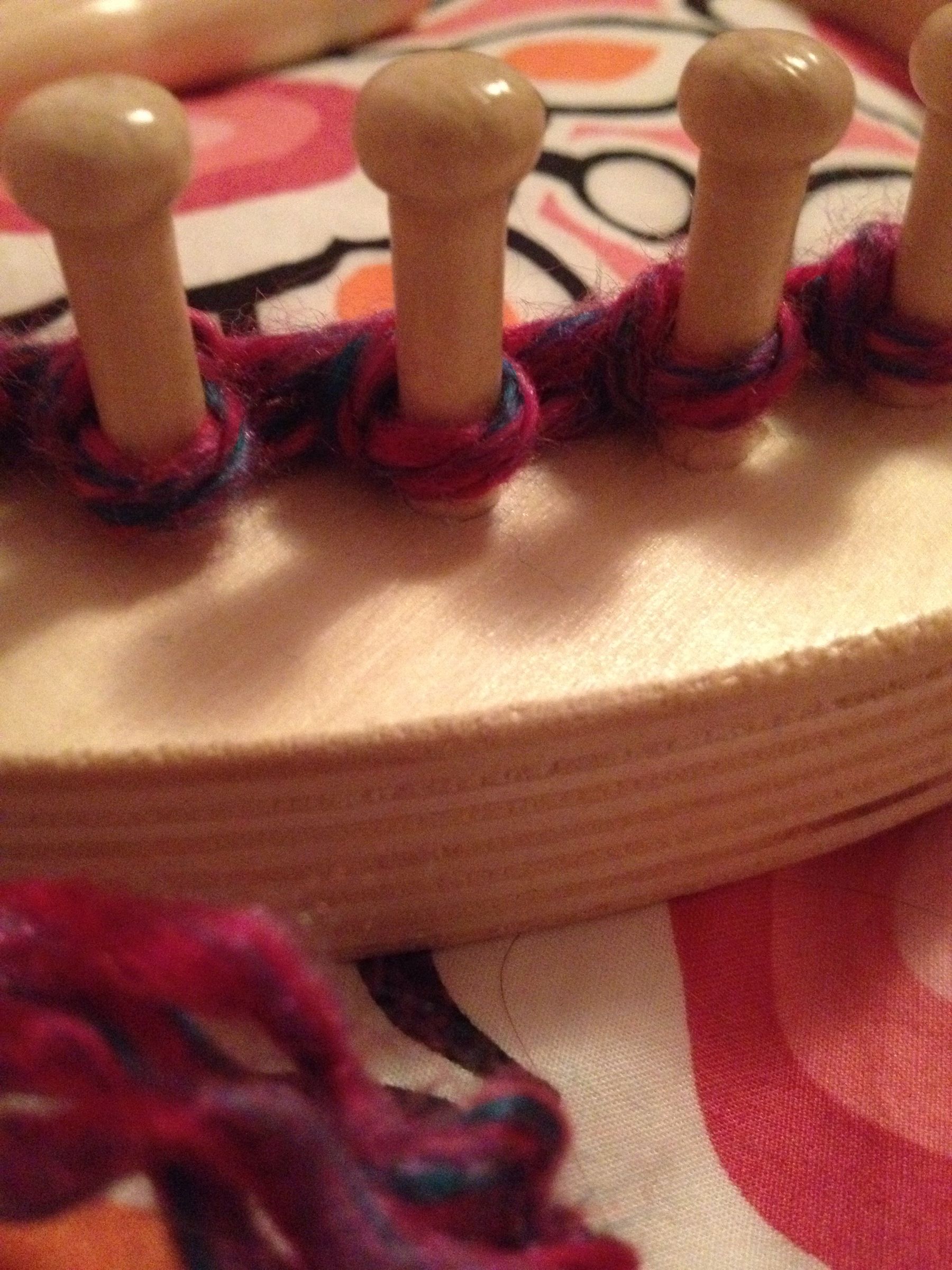 How to Use a Knitting Loom 4 Steps (with Pictures) Instructables