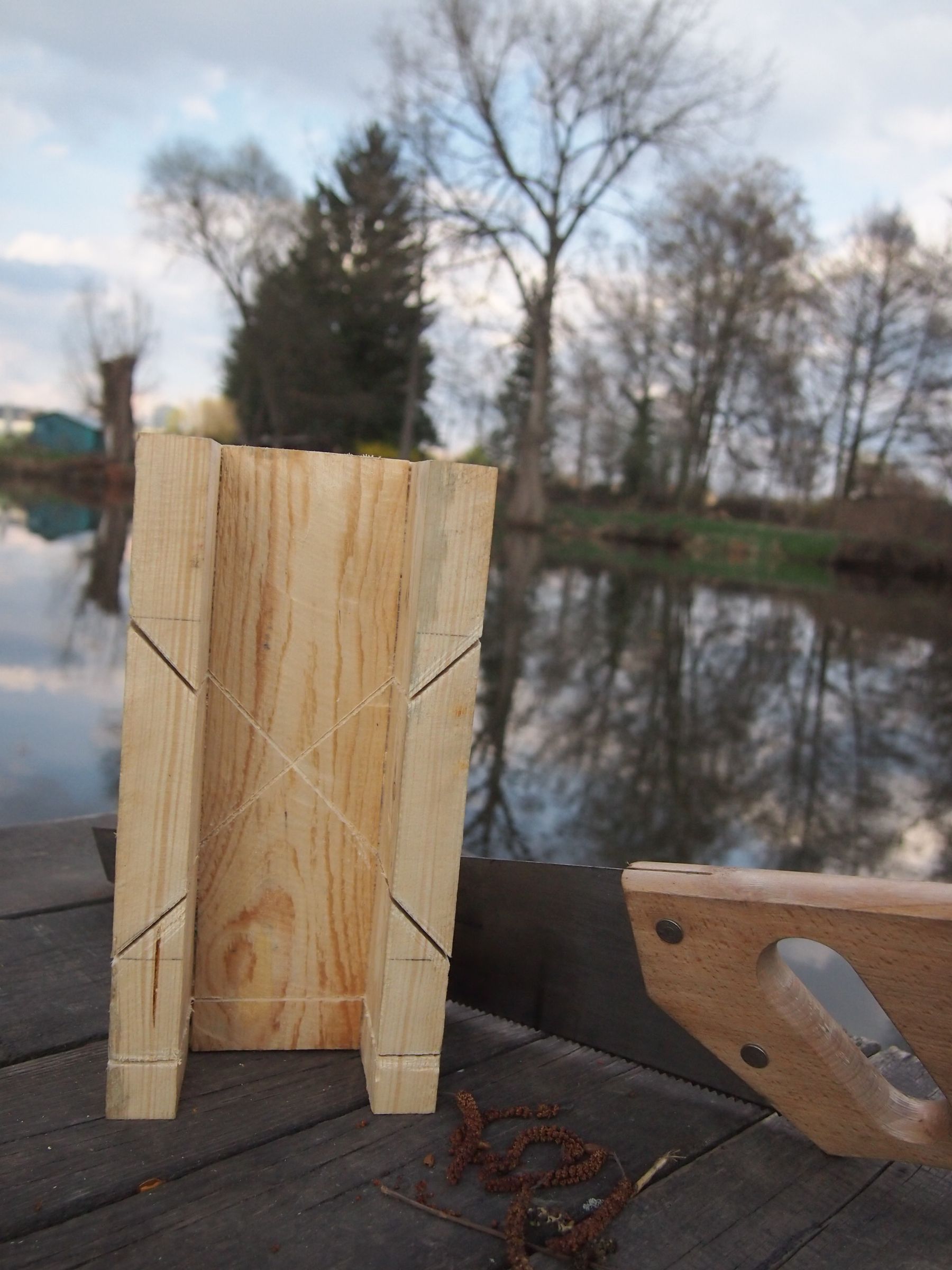 Elementary Mitre Box : 5 Steps (with 