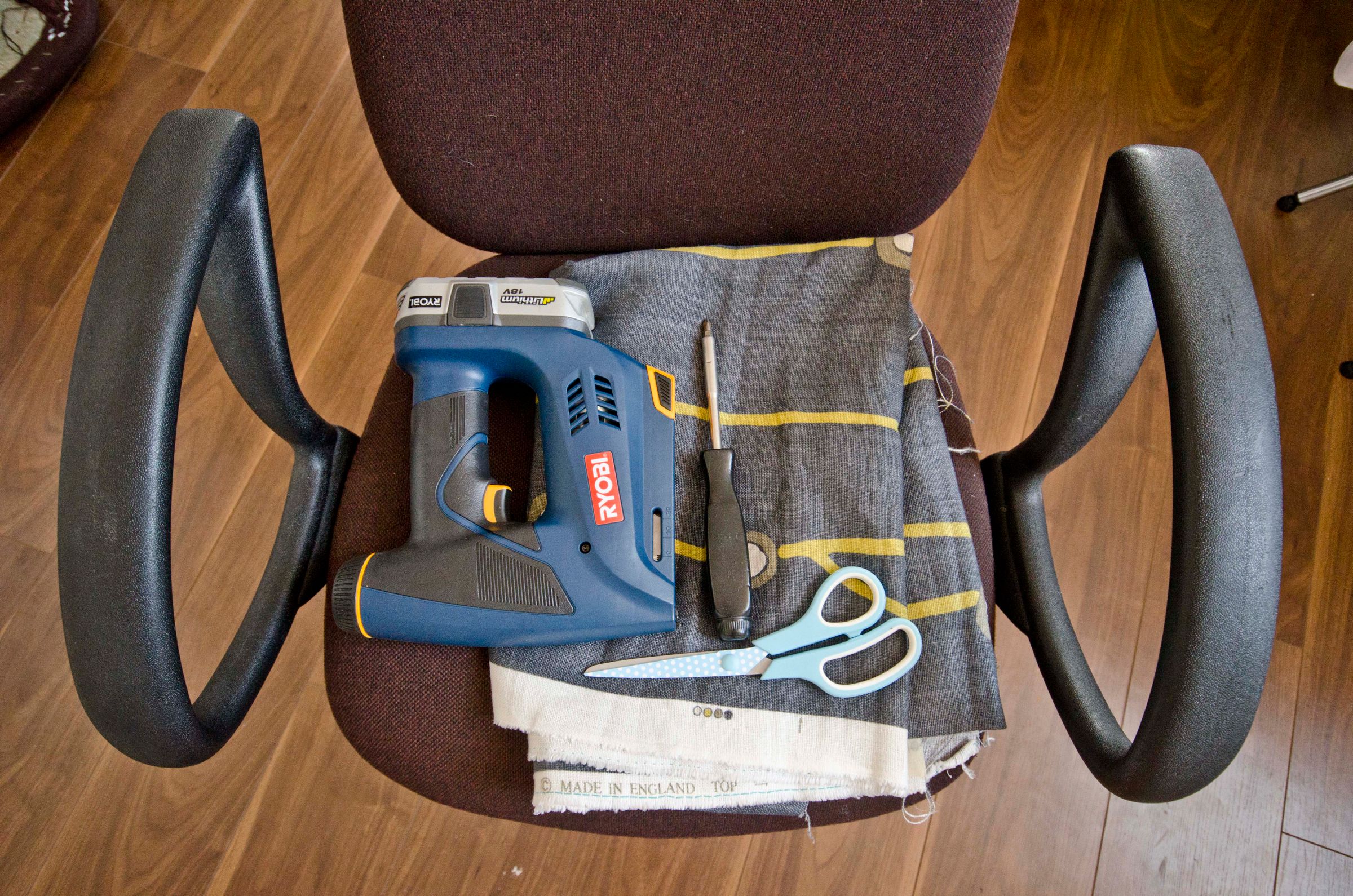 Give Those Old Desk Chairs New Life! 7 Steps (with Pictures