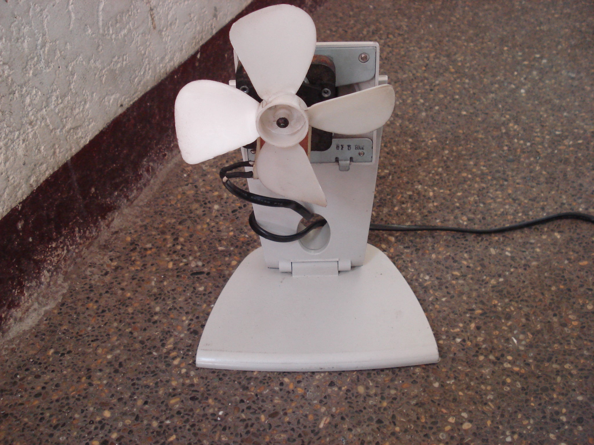 Build a Small Electric Fan From a Scrap Microwave Oven : 3 Steps