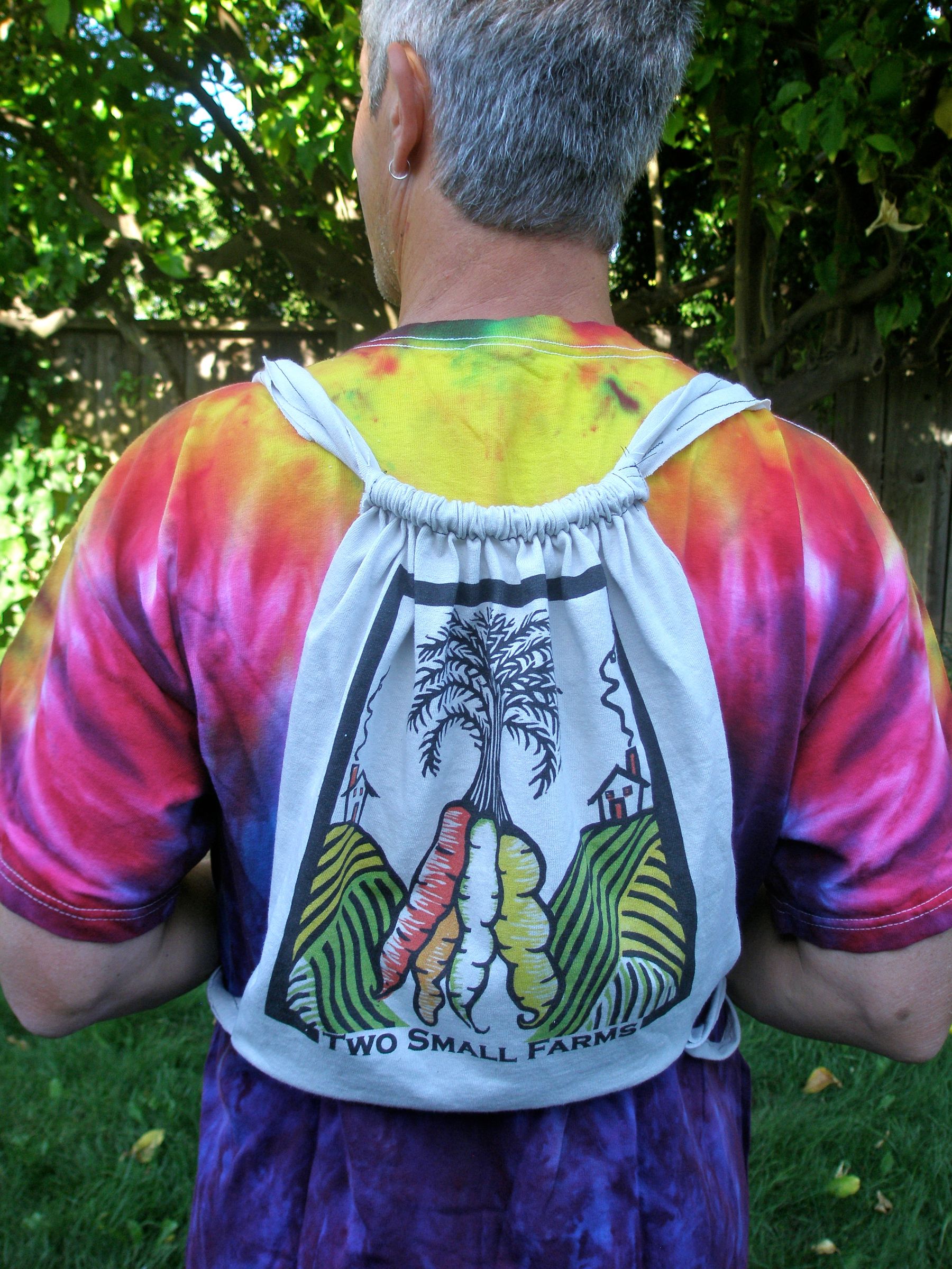 How to Make a Drawstring Backpack Out of a T-shirt