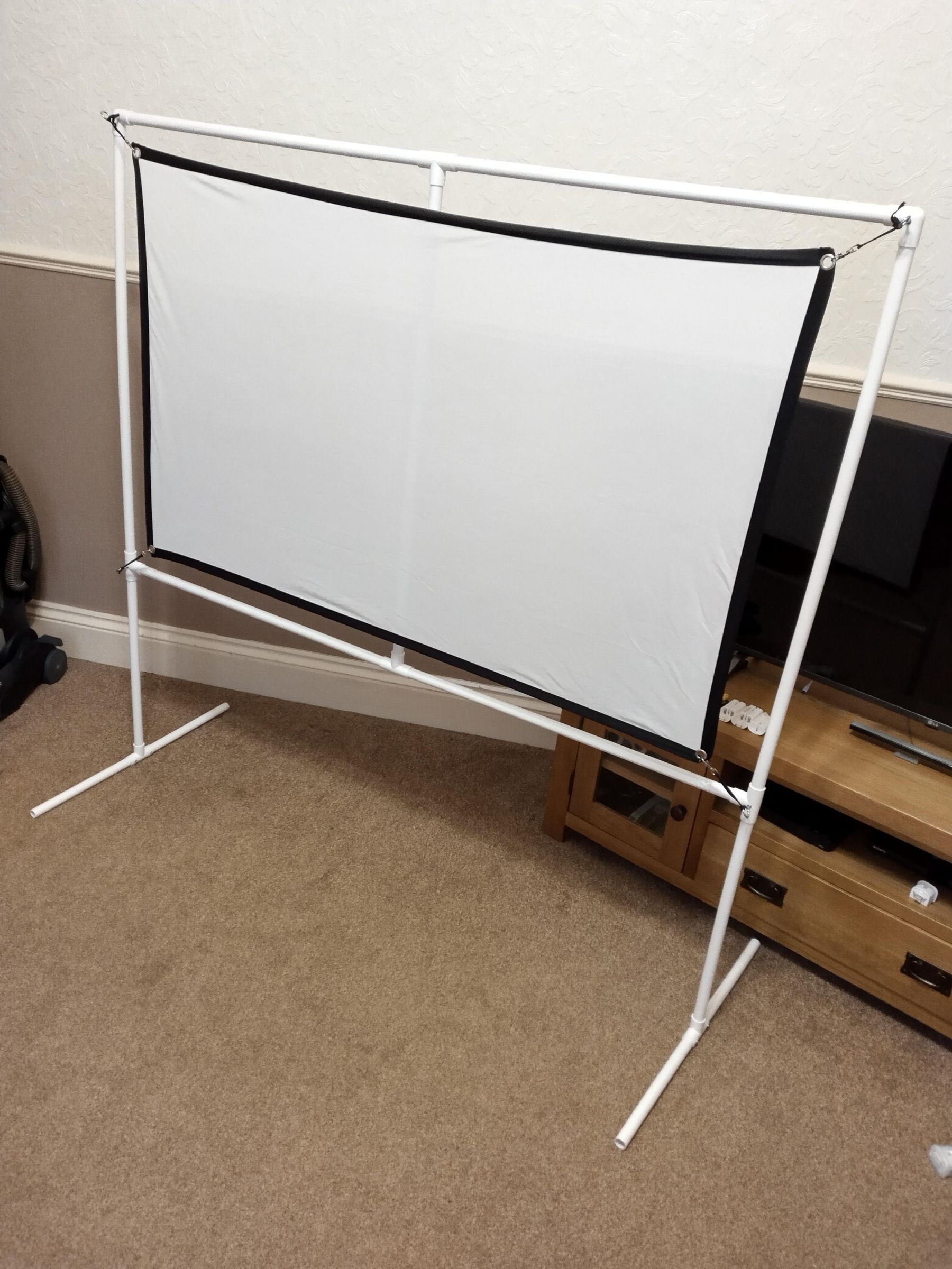 PVC Portable Projector Screen : 4 Steps 