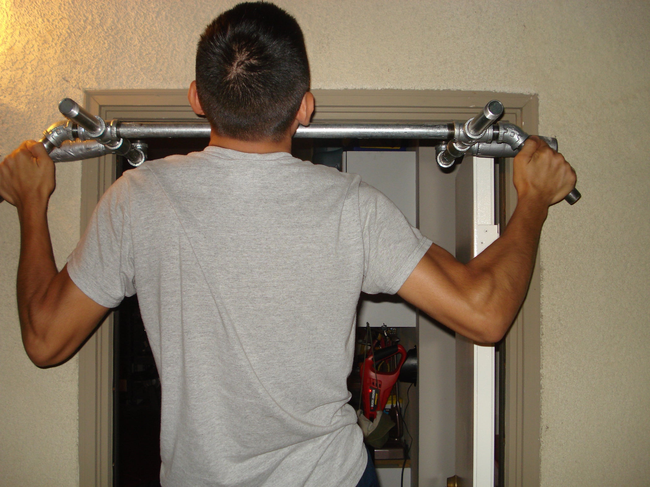 No Screws or Holes Pull Up Bar / Door Gym 5 Steps Instructables